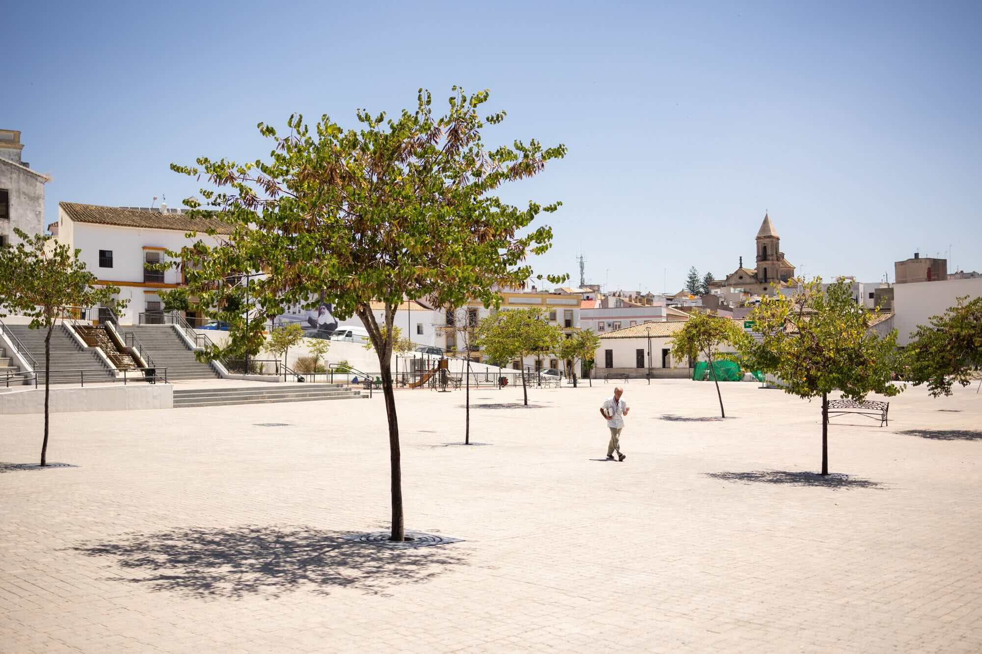 Plaza Belén, a mediodía de mediados de junio de 2024: un páramo sin apenas sombra en el centro de Jerez.