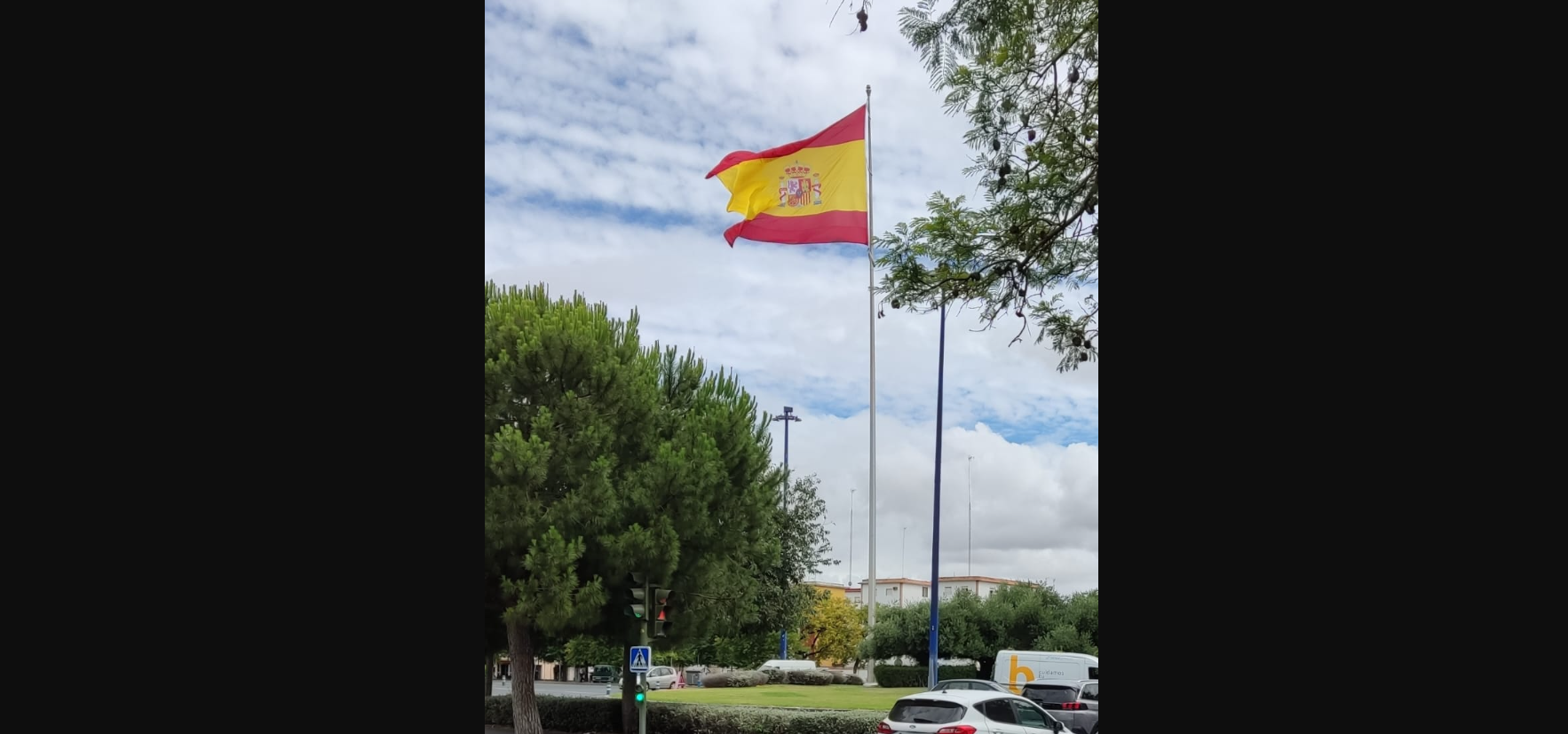 La bandera de España, ahora situada en la avenida de Andalucía, en una imagen subida a redes por Antonio Jesús Acevedo.