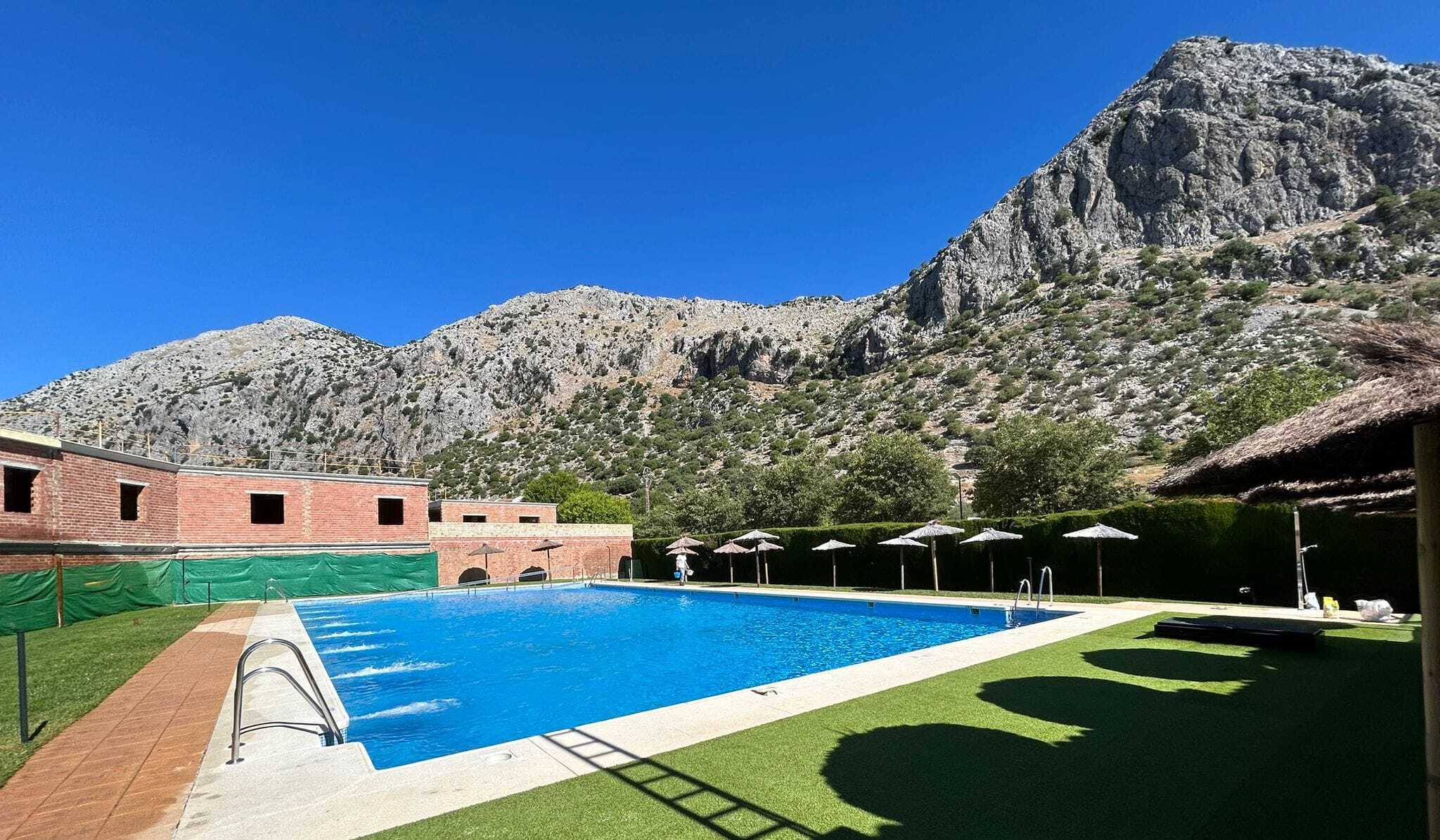 La piscina municipal de Villaluenga del Rosario, con vistas impresionantes a la Sierra de Cádiz.