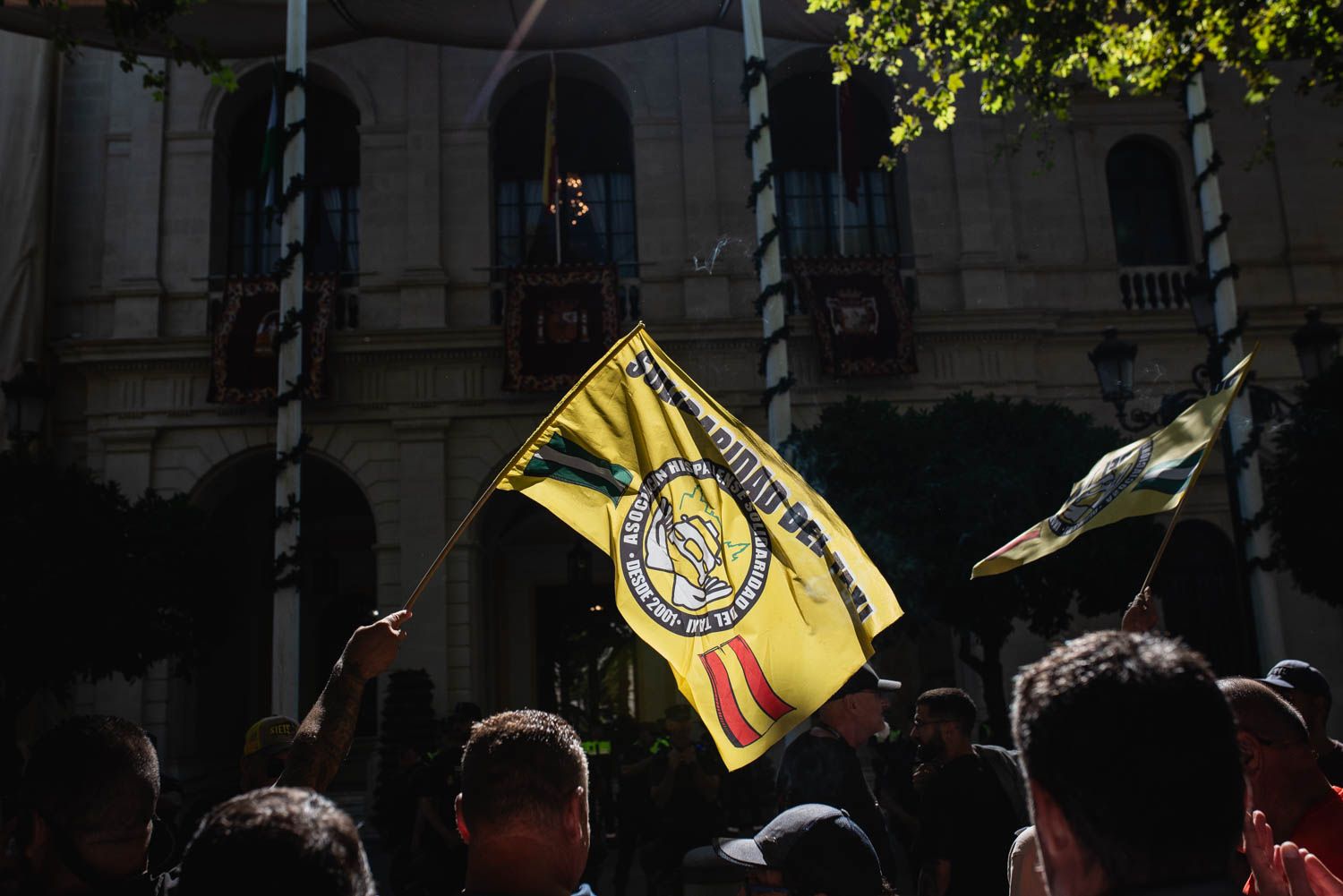 Una bandera de Solidaridad Hispalense, los taxistas del aeropuerto.