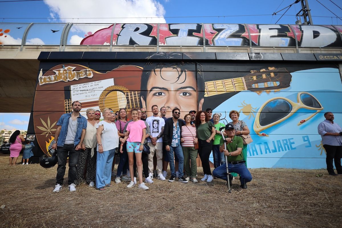 Seguidores y amigos de Migue Benítez, durante la inauguración del grafiti.