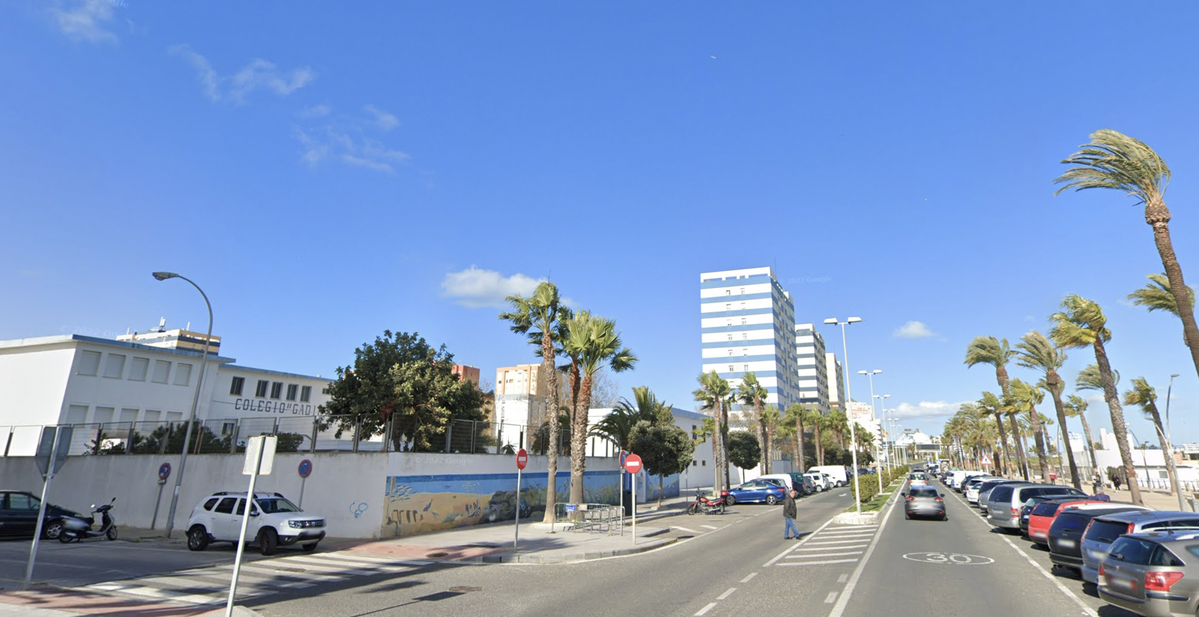 Zona aproximada donde estaba el coche aparcado en la avenida de la Bahía en Cádiz. GOOGLEMAPS