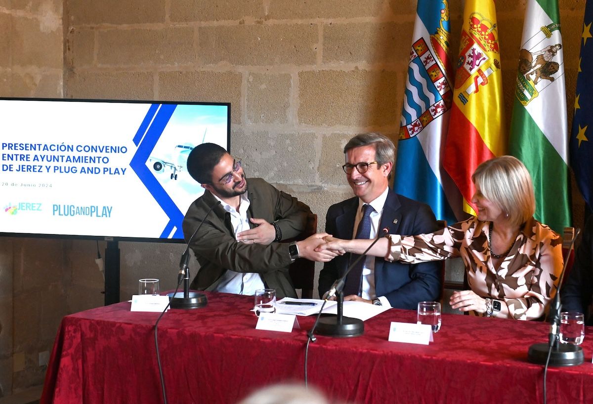 Omeed Mehrinfar, managing director de Plug & Play, y María José García-Pelayo, alcaldesa de Jerez, se dan la mano tras firmar el convenio.