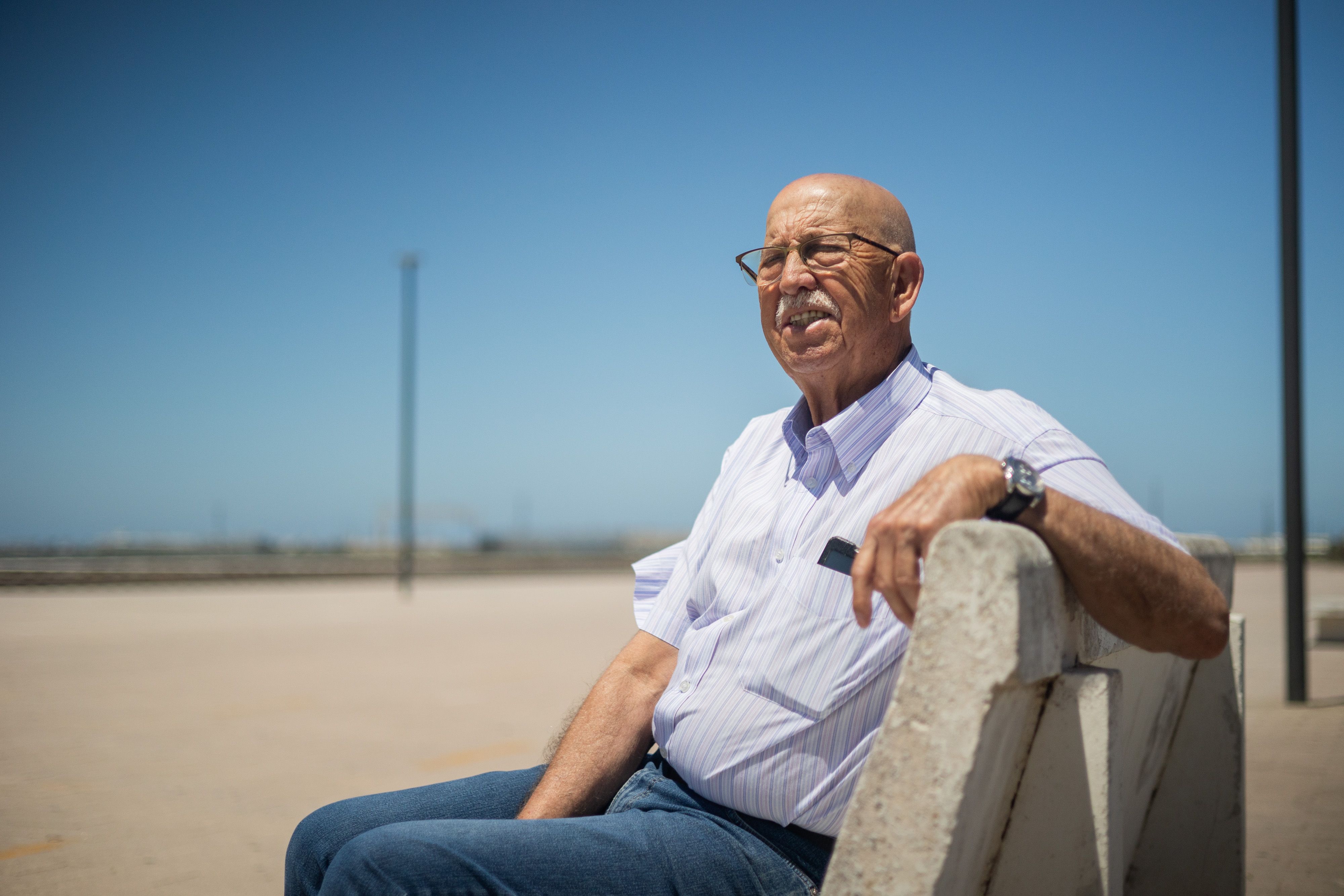 Juan Almenara, sindicalista de Puerto Real, posa en el paseo marítimo.