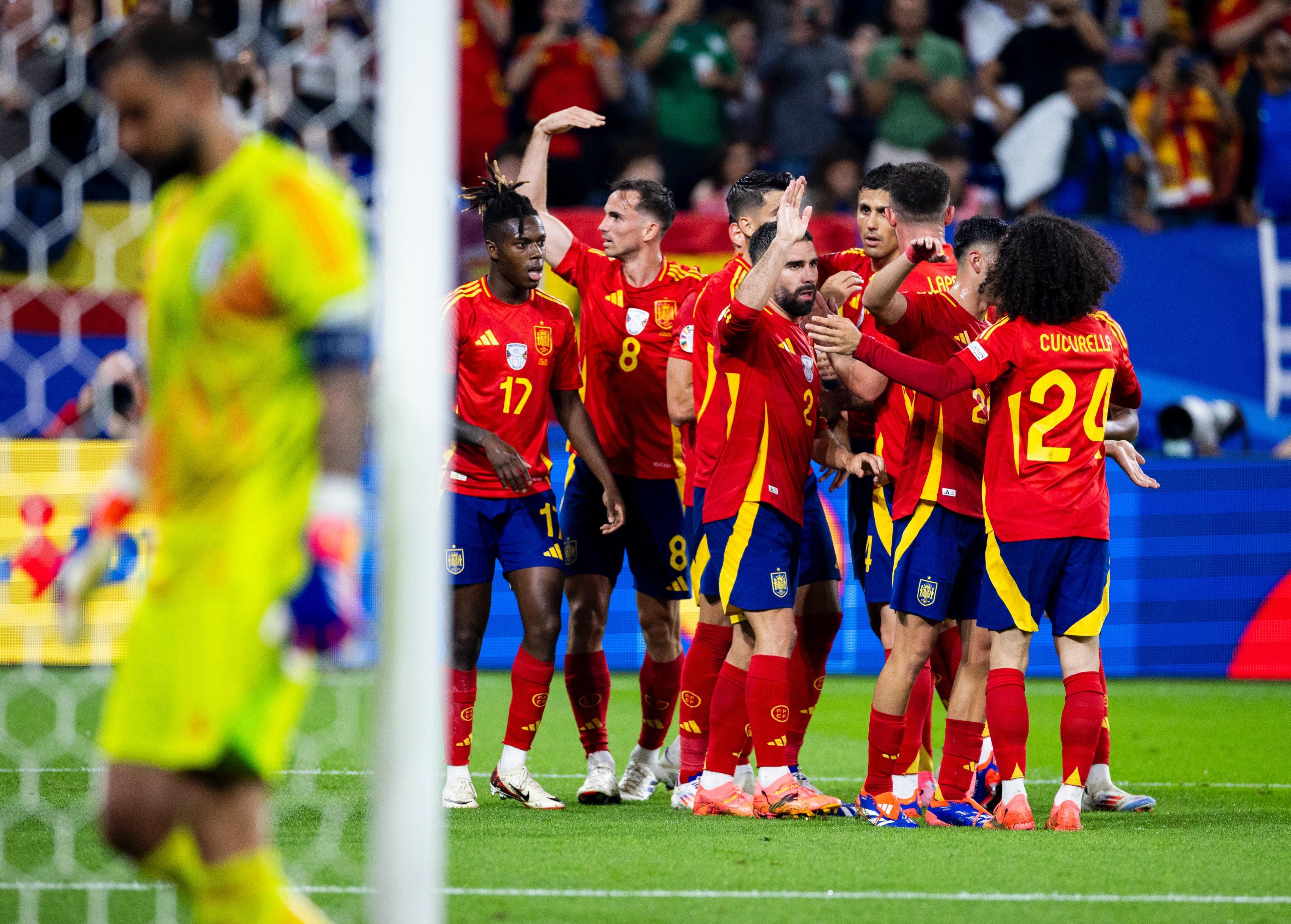 España celebra el gol marcado en propia puerta por Italia.   @SEFUTBOL