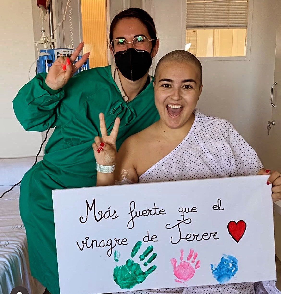 Alba, con su hermana, en el hospital de Jerez, donde sigue 'más fuerte que el vinagre'.