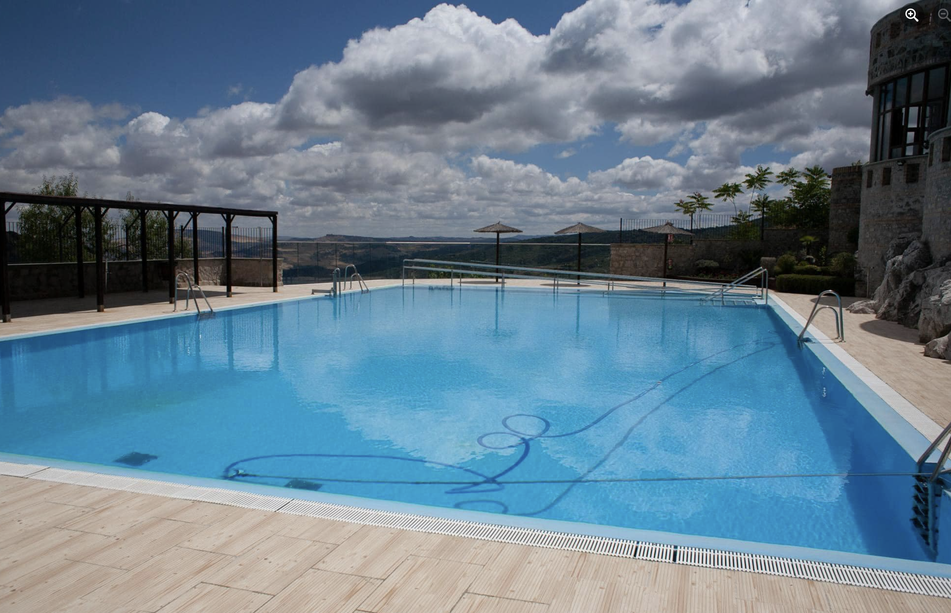Las maravillosas vistas que ofrece la piscina municipal de Grazalema.