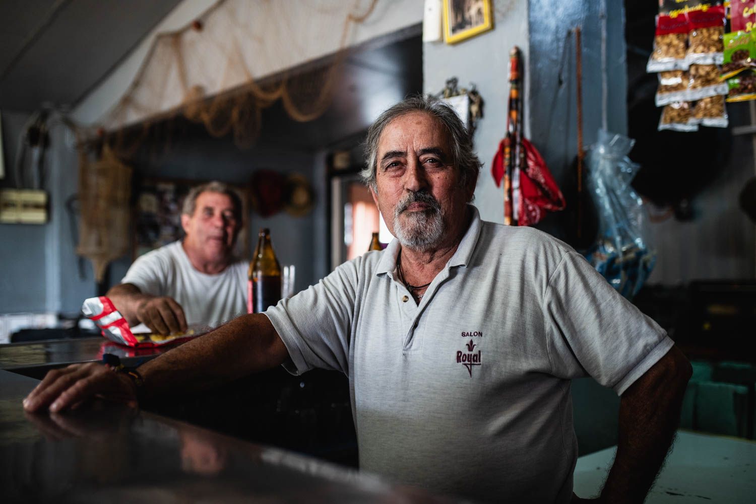 'El Puebla' en su bar a orillas del Guadalquivir.