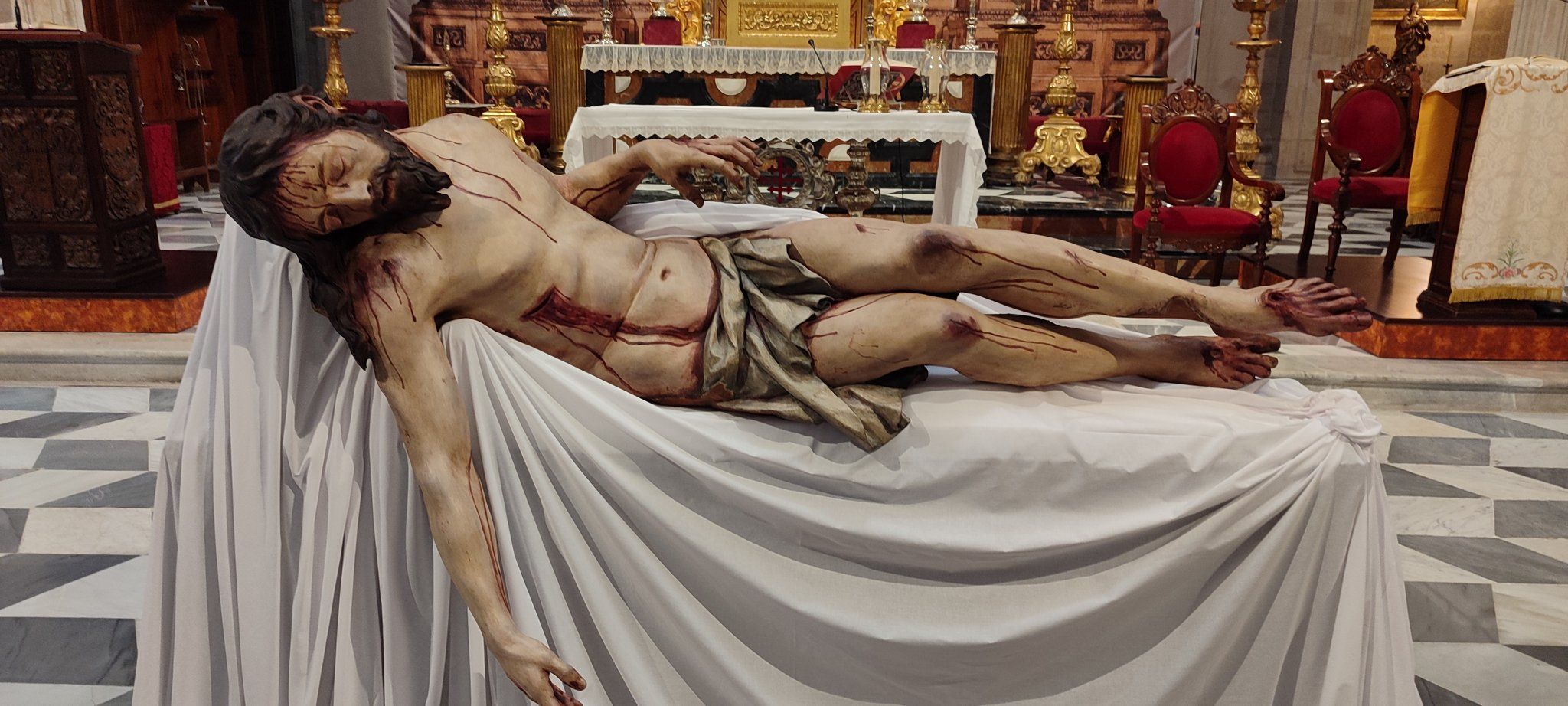 El Cristo Yacente del sagrario expuesto tras su restauración. 