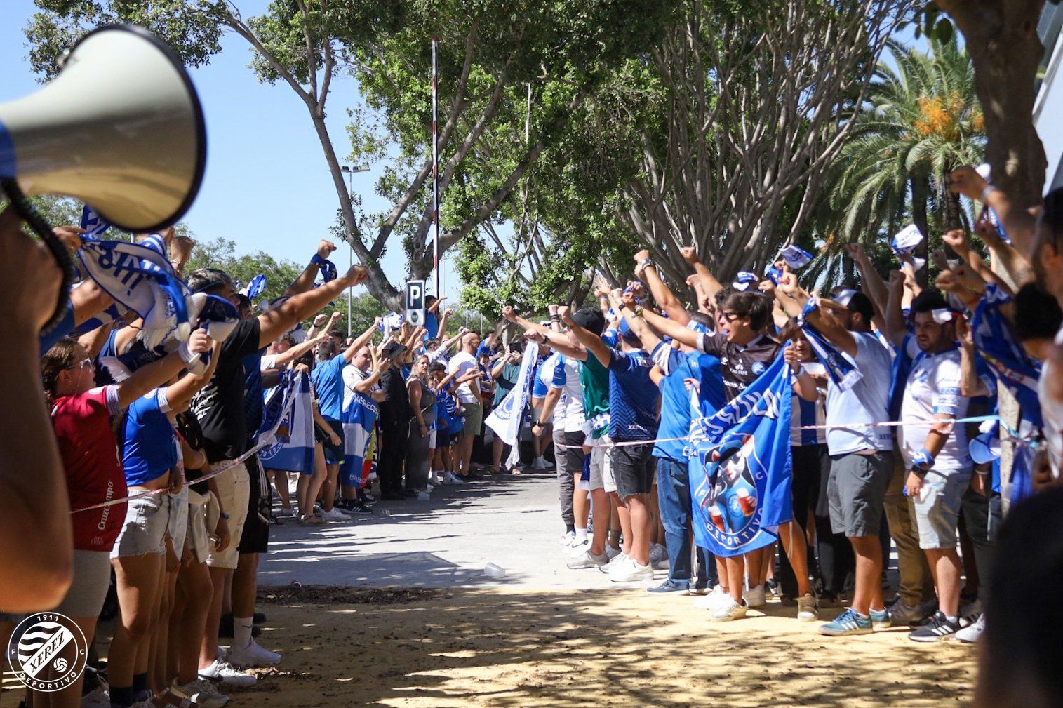 Aficionados del Xerez DFC en la previa del partido en Chapín frente al Jove Español.