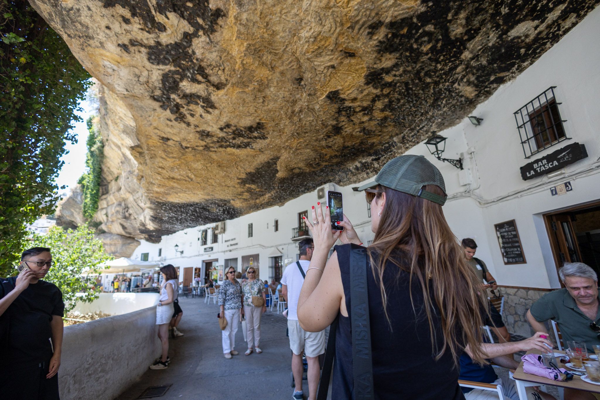 Empleo y turismo. Turistas en Setenil de las Bodegas, a mediados de junio.