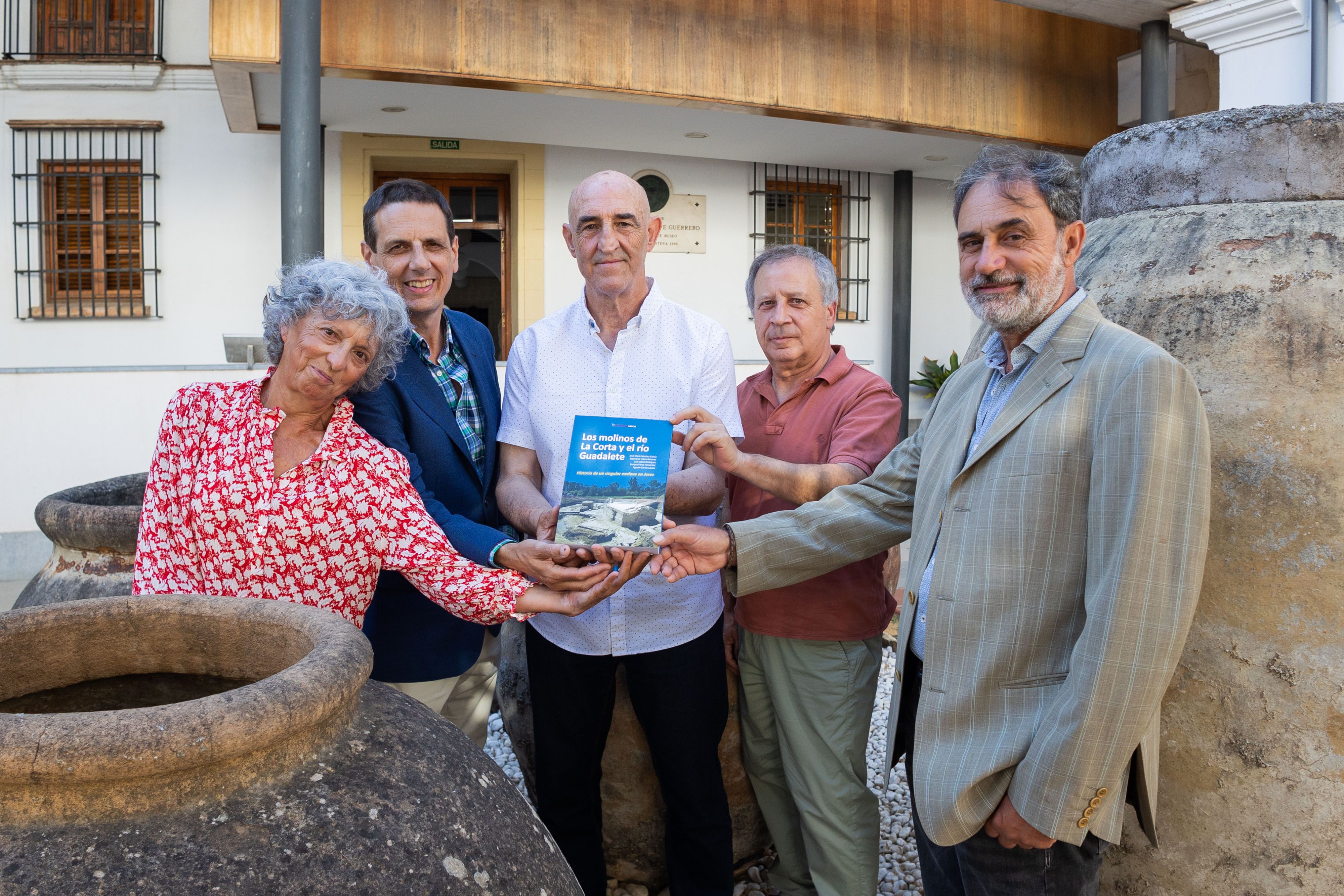 Los autores del libro 'Los molinos de la Corta y el río Guadalete' posan para lavozdelsur.es antes de la presentación