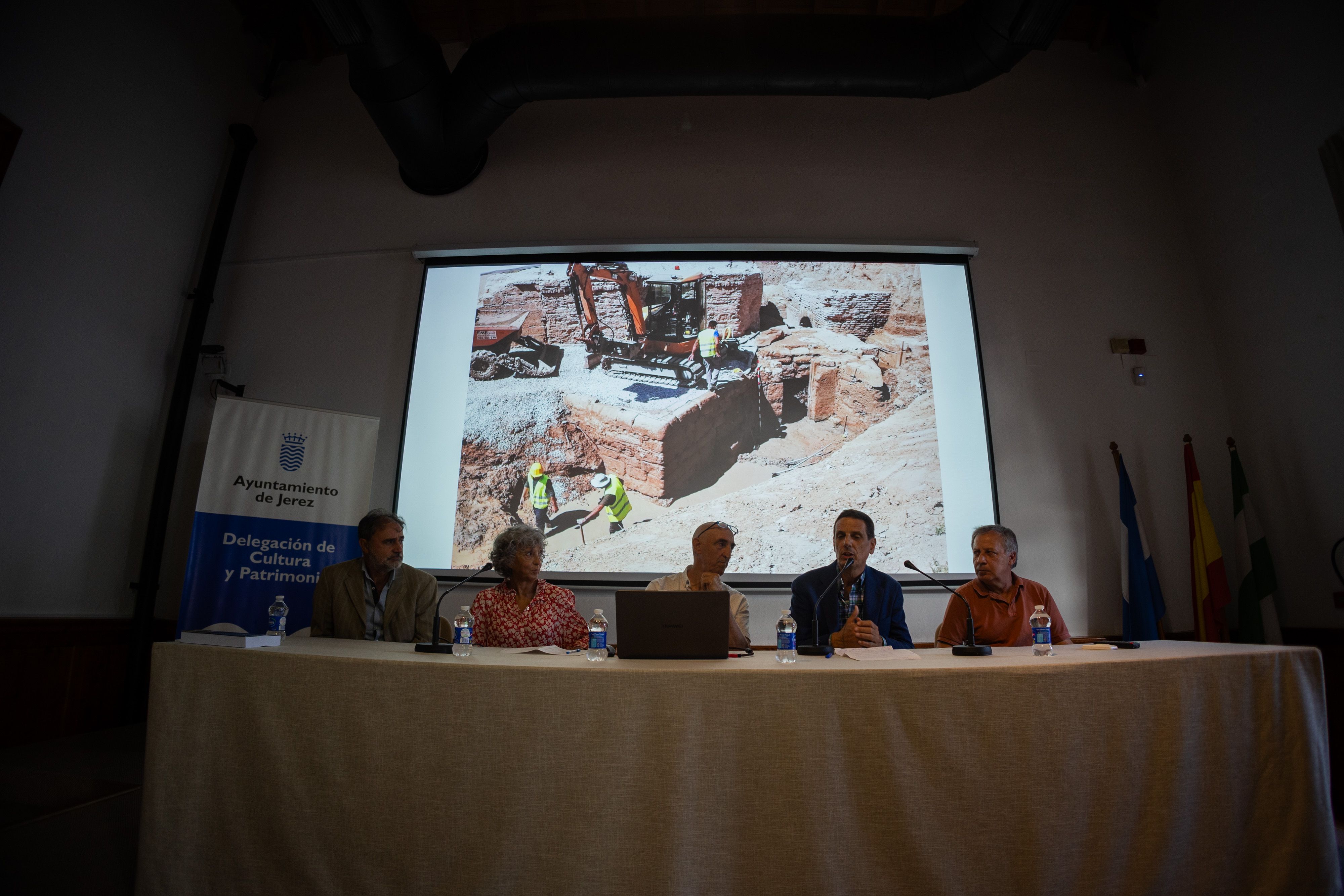 Los autores del libro, explicando los trabajos que se llevaron a cabo en 2019 en el entorno del azud de La Corta.