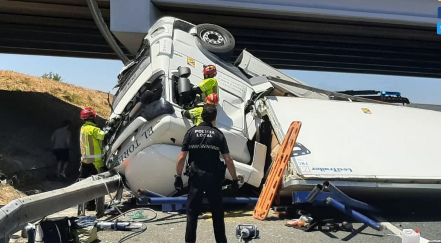 La excarcelación del conductor del camión que ha caído por un puente en Carmona, uno de los accidentes de este sábado en la provincia de Sevilla.