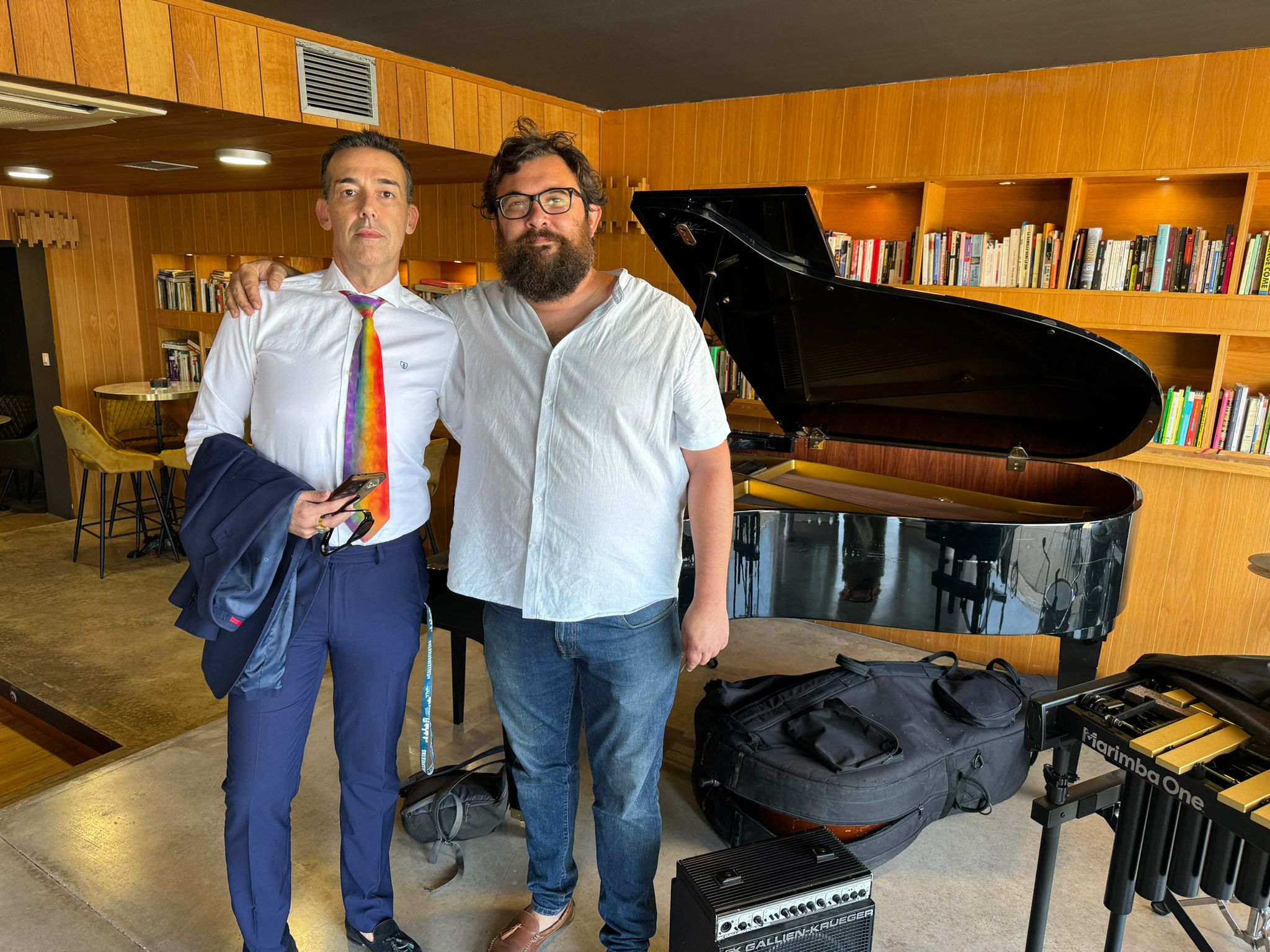 El concejal calleja, en la inauguración del piano-bar de Puerto Sherry.