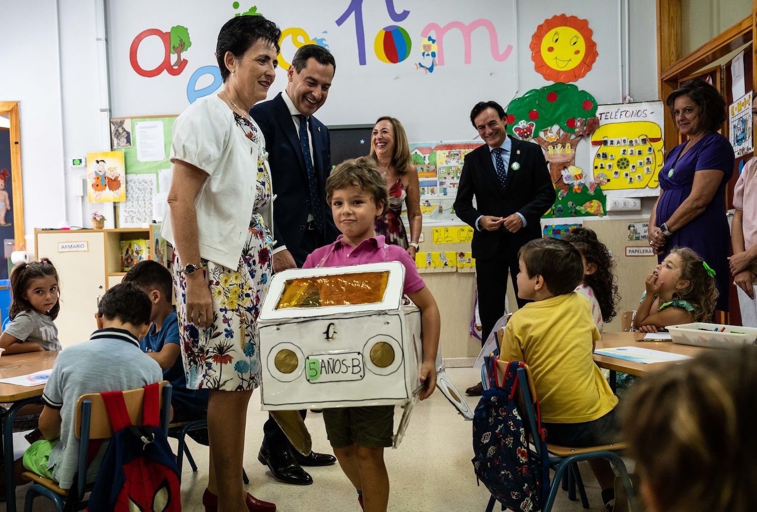 El presidente andaluz, Juanma Moreno, en una de las aulas de Infantil de Andalucía.