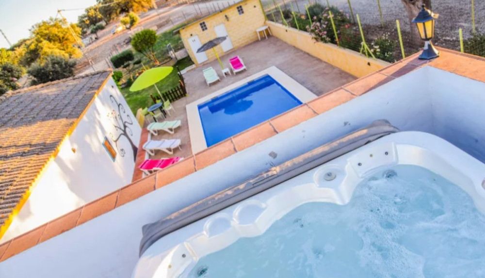 Jacuzzi y piscina en la finca El Labrador.