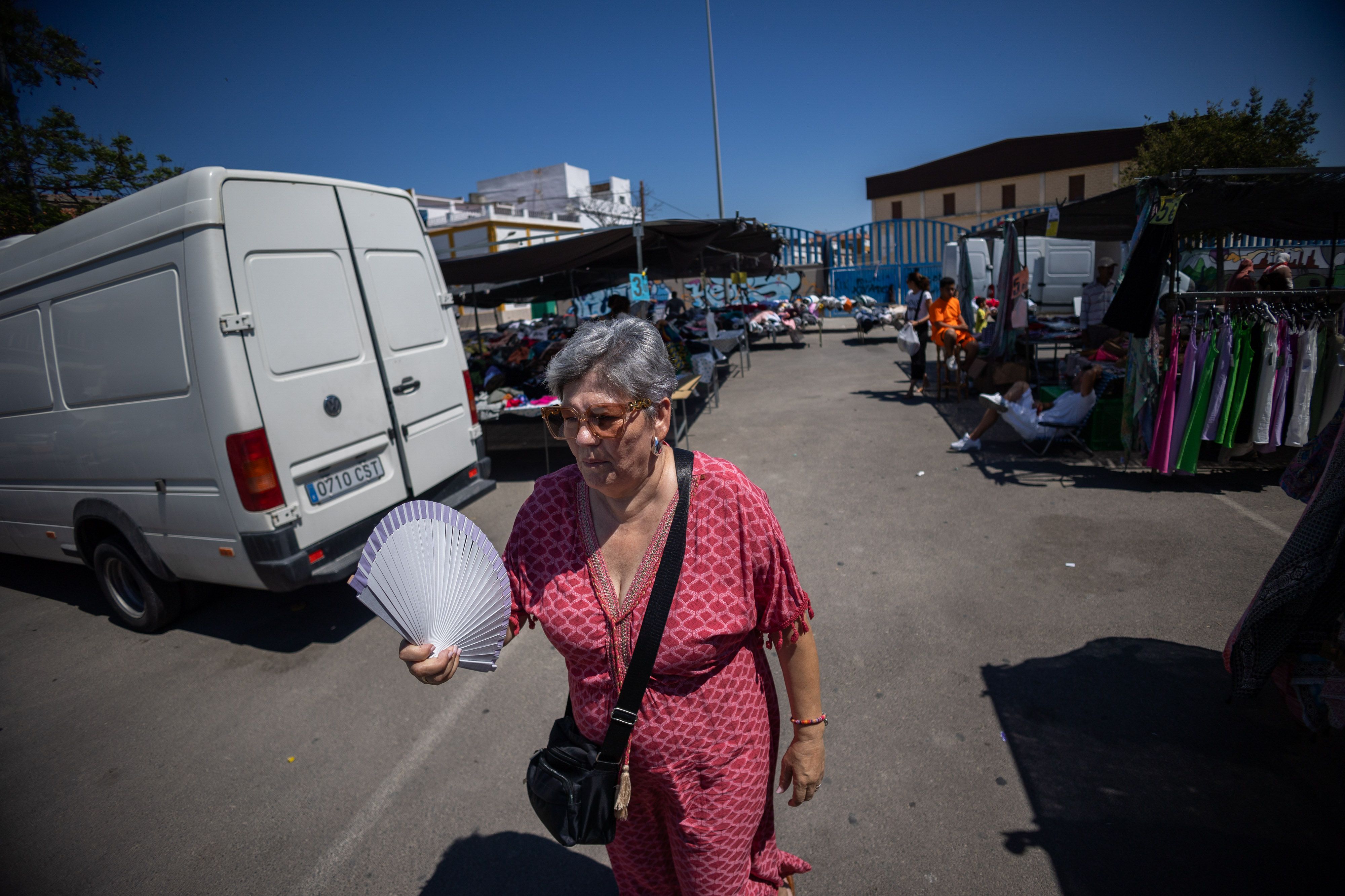 Una mujer se abanica en el mercadillo de los lunes de Jerez, una de las localidades que se verá afectada por el aumento de las temperaturas.