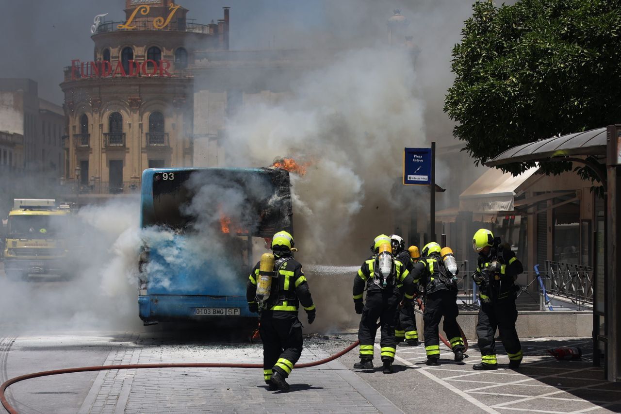 El autobús ardiendo en el centro de Jerez.