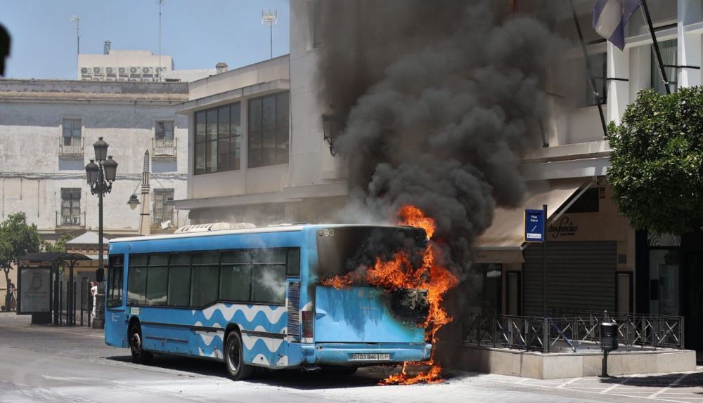La actuación de los bomberos en el incendio del autobús en pleno centro de Jerez, en imágenes.