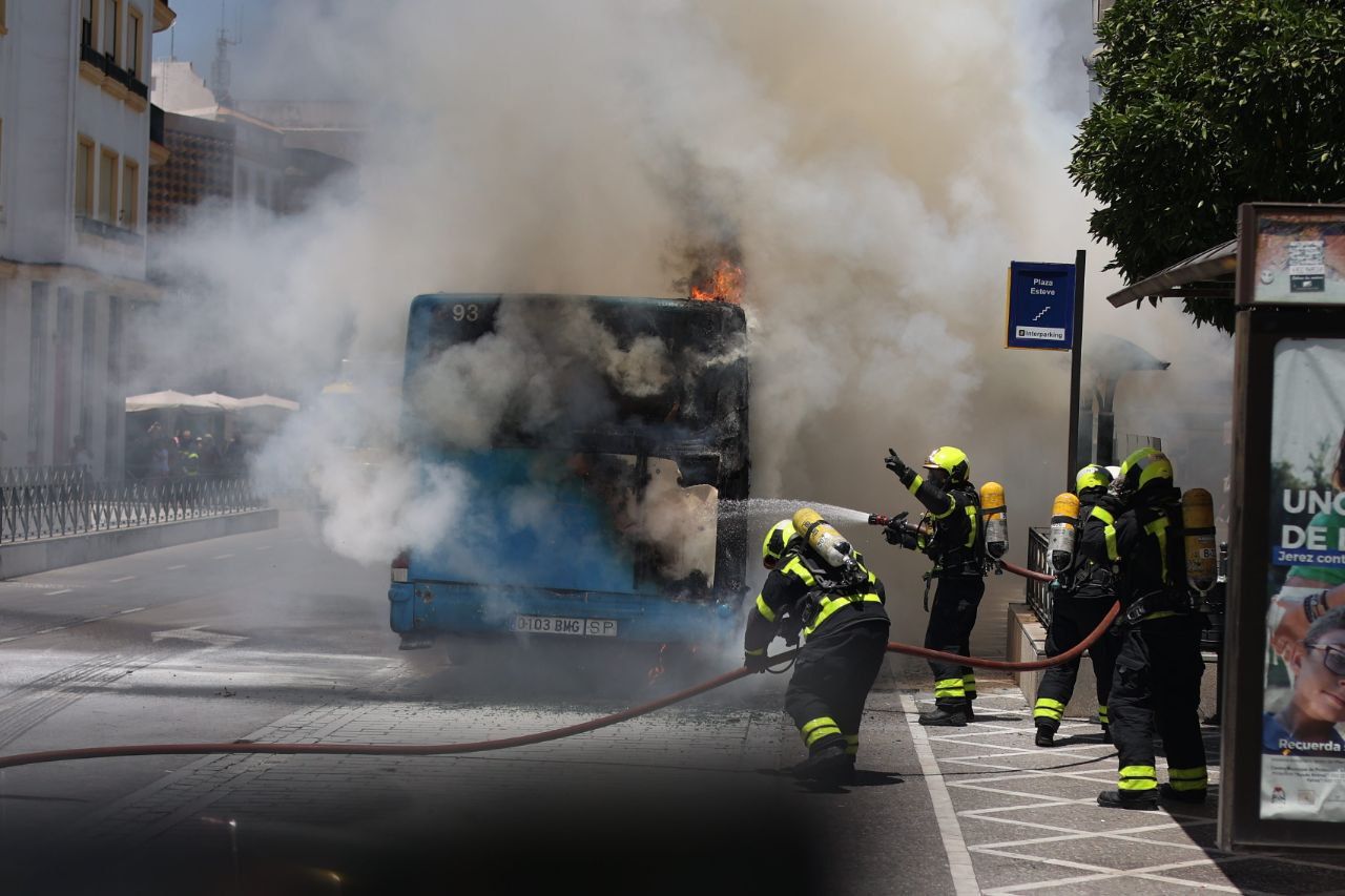 Imagen del primer incendio de un autobus urbano de este verano en Jerez, en plaza Esteve.