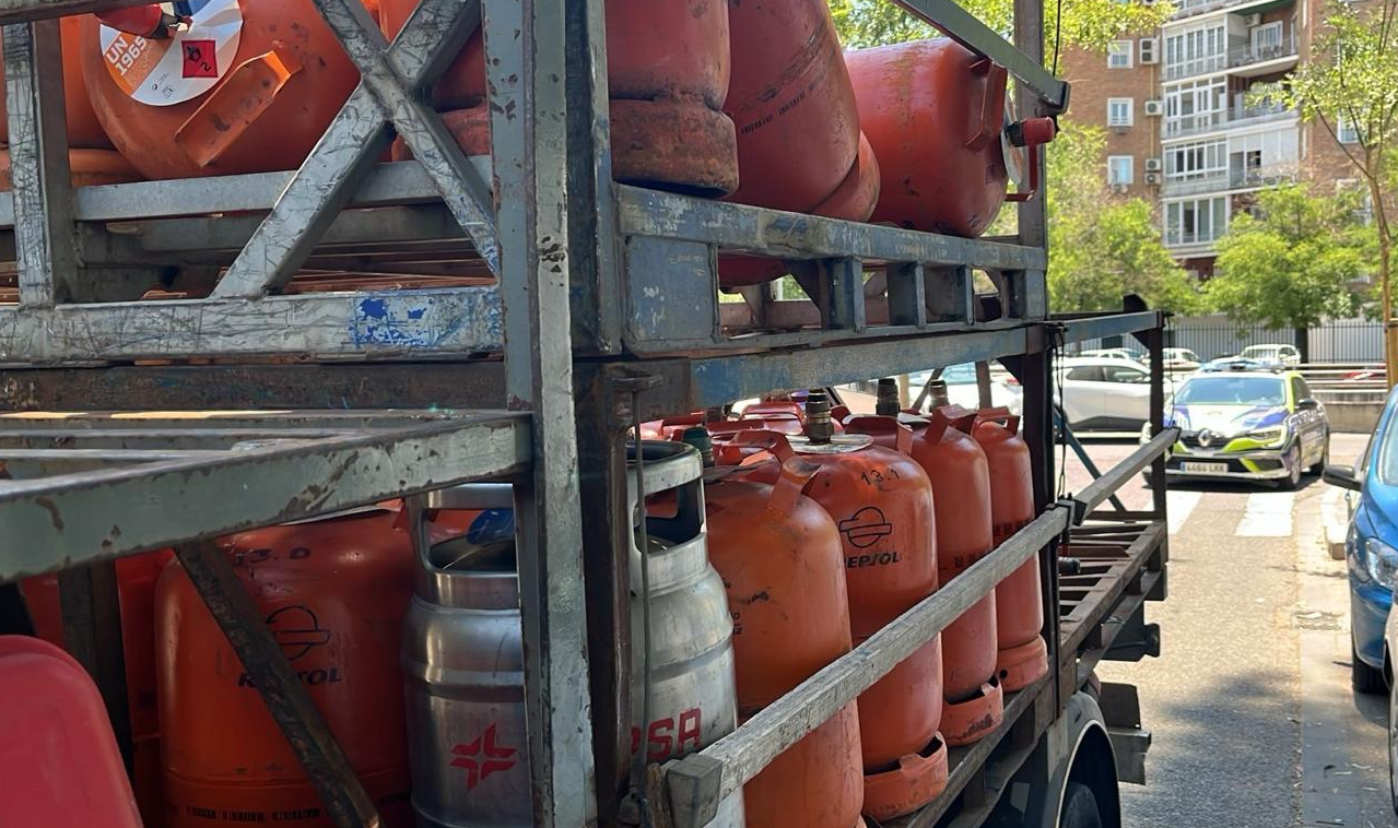 Un camión de reparto de bombonas de butano.