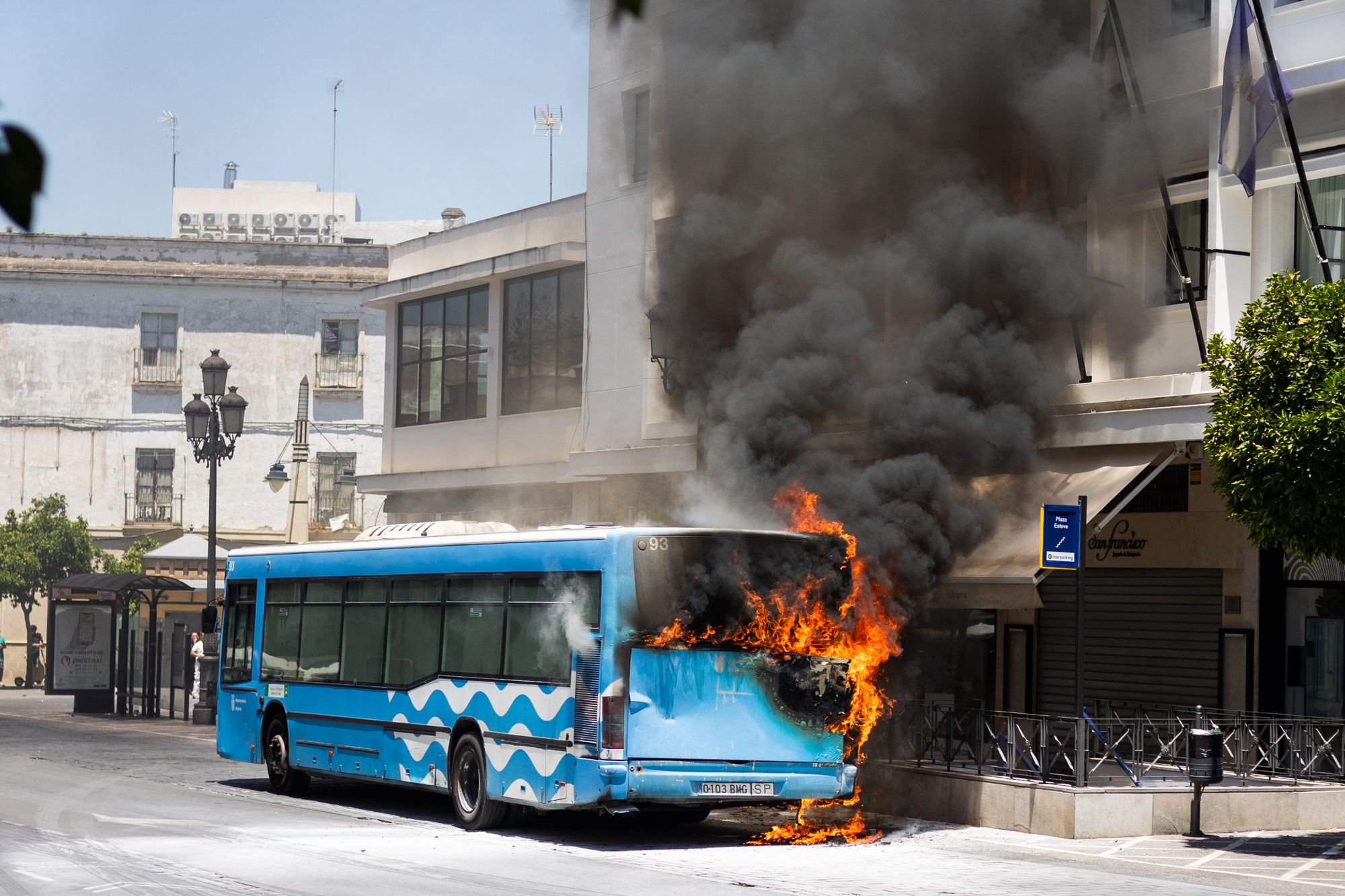 Jerez, ciudad en llamas. El autobús ardiendo en la plaza Esteve, justo antes de que llegaran los bomberos.
