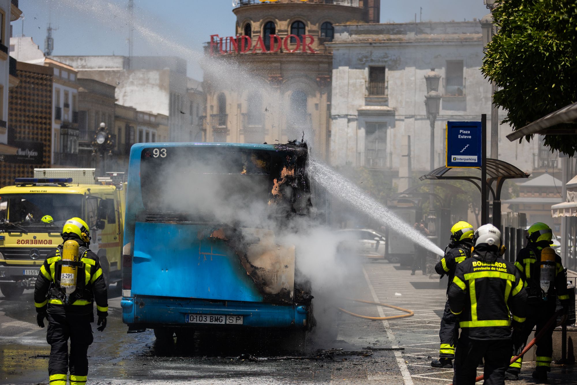 La actuación de los bomberos en el incendio de un autobús en pleno centro de Jerez, en imágenes.