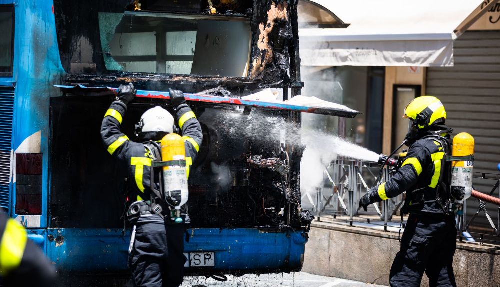 La actuación de los bomberos en el incendio del autobús en pleno centro de Jerez, en imágenes.