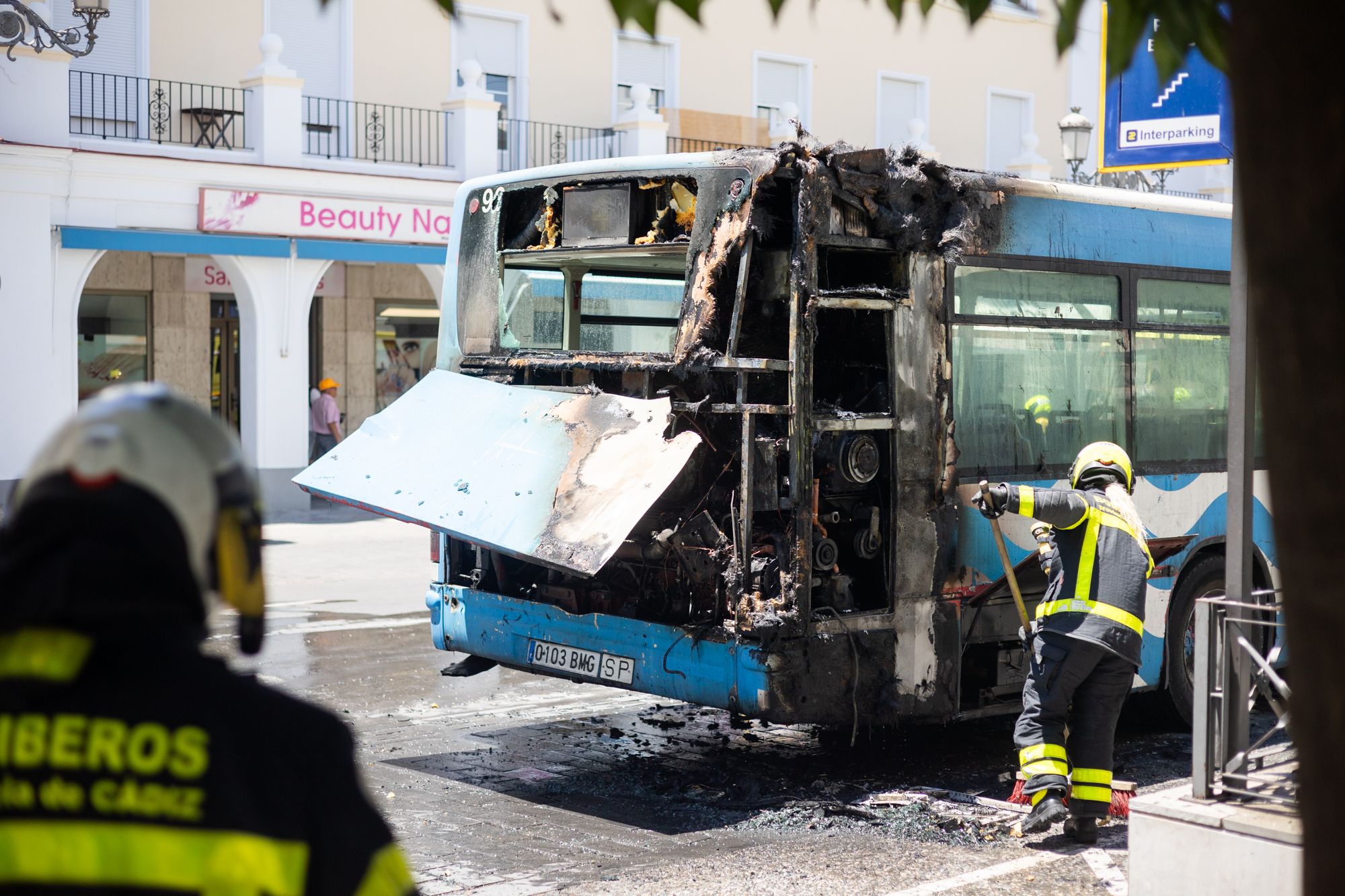 El autobús urbano, calcinado en la parte trasera, tras el incendio.
