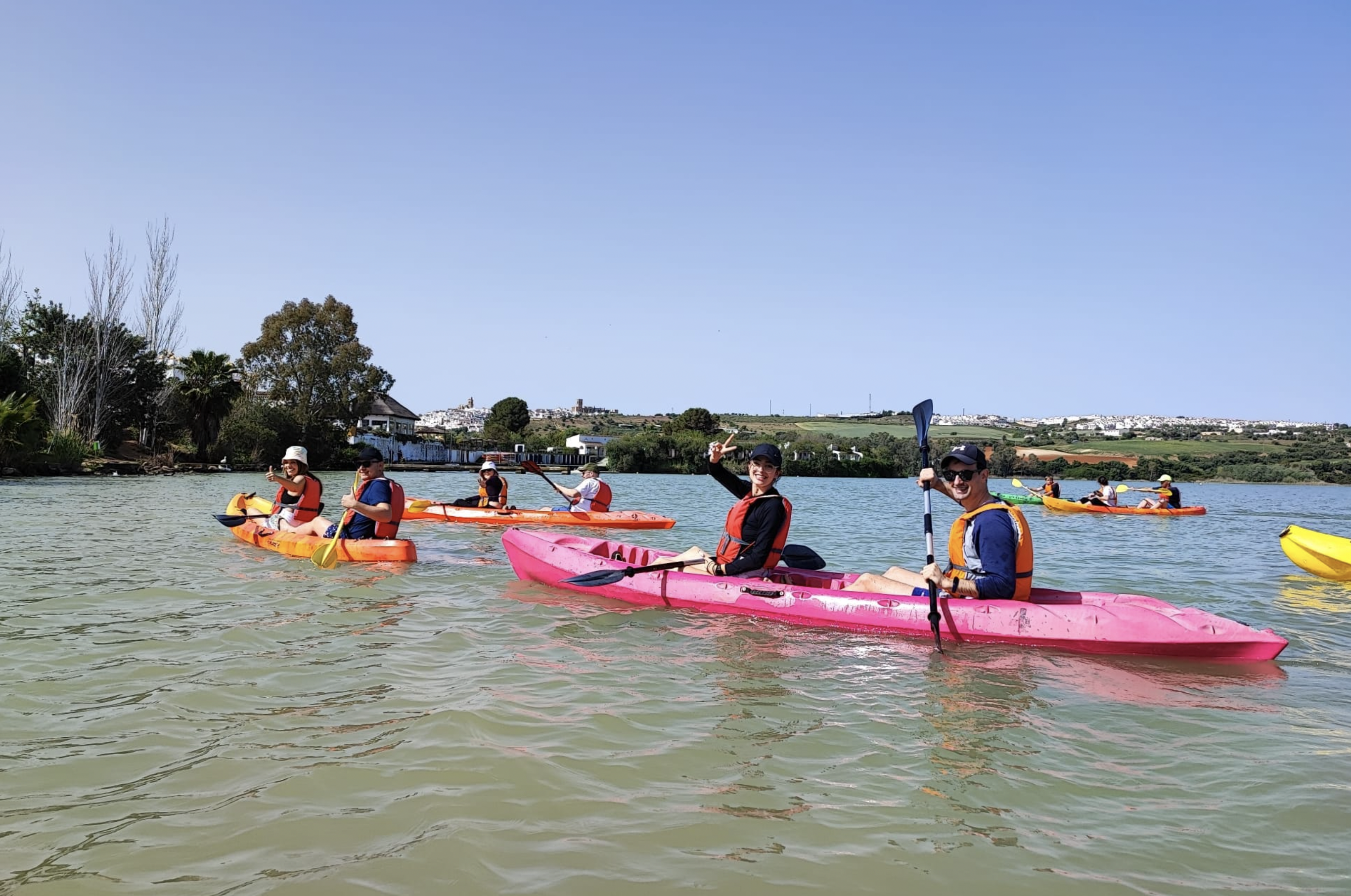 Paseo en kayak por el lago de Arcos para ver un barco histórico de la Sierra de Cádiz.