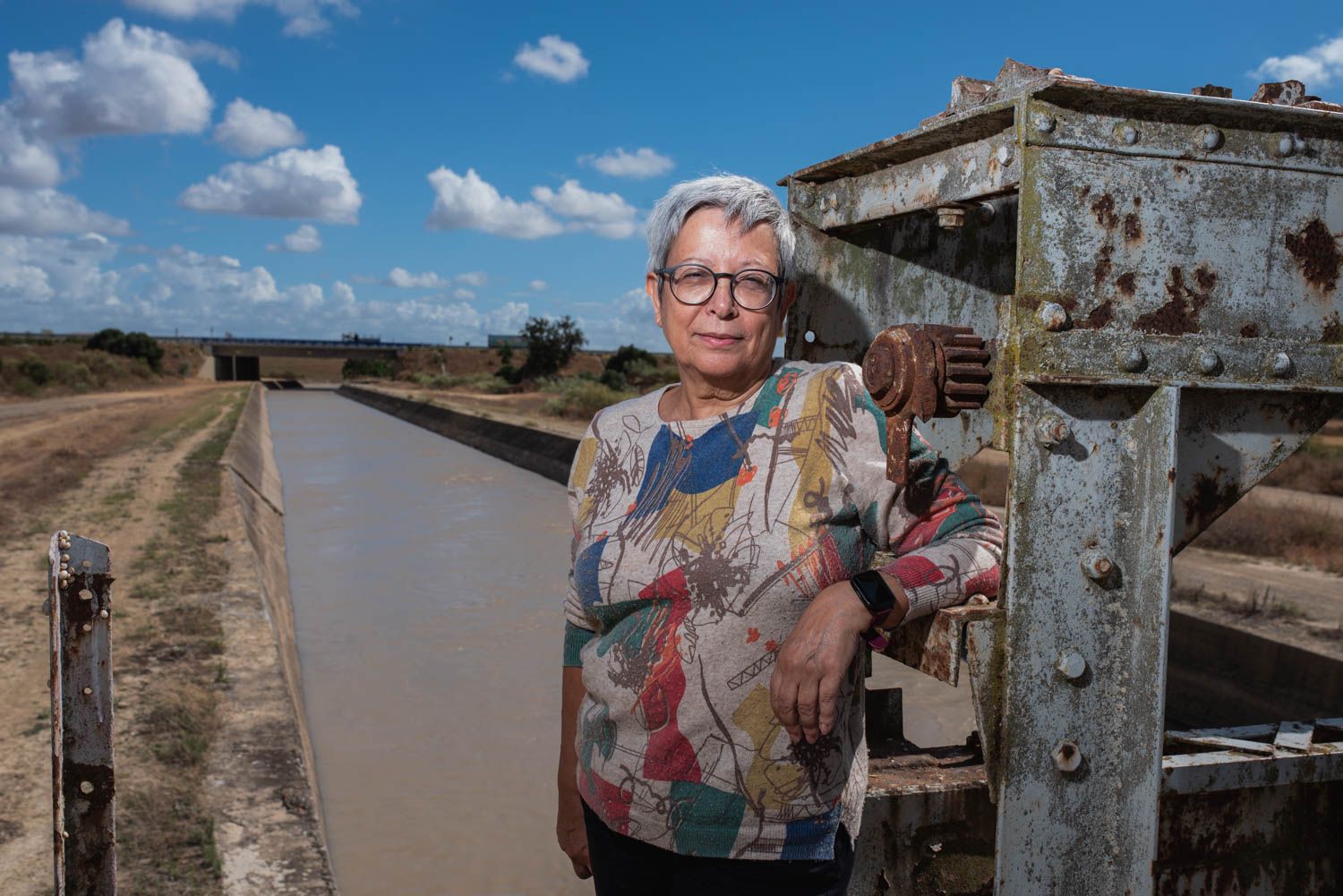 Paqui López Adame posa sobre el canal en cuya construcción fueron esclavizados su abuelo y su tío.