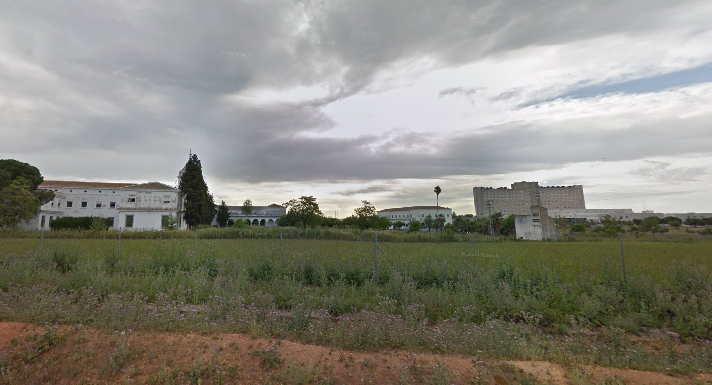 El cortijo de Cuarto, donde se situará el nuevo barrio de Sevilla, con el hospital de Valme al fondo.