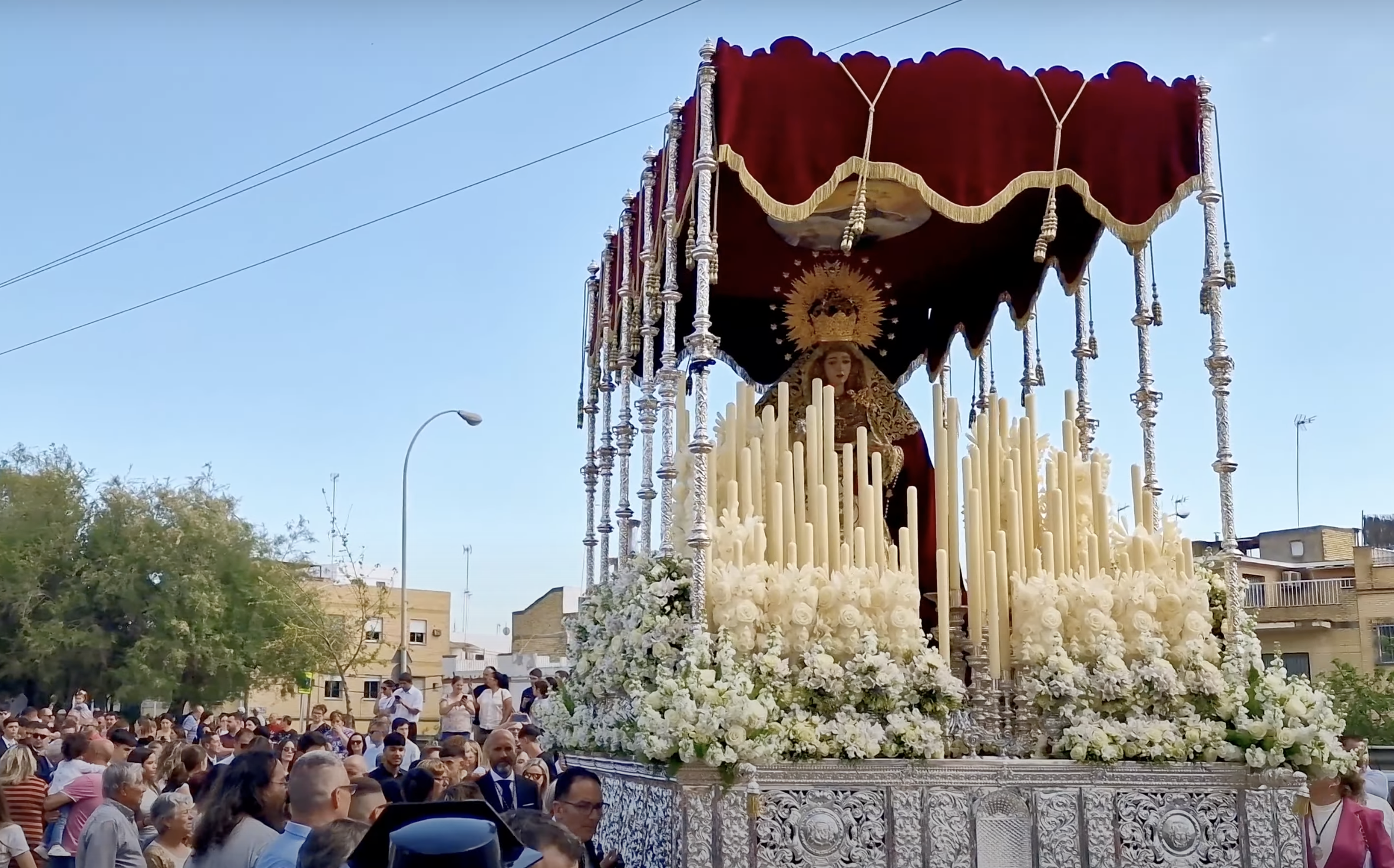 El palio de la Dolorosa de la Hermandad de Padre Pío en una salida procesional. 