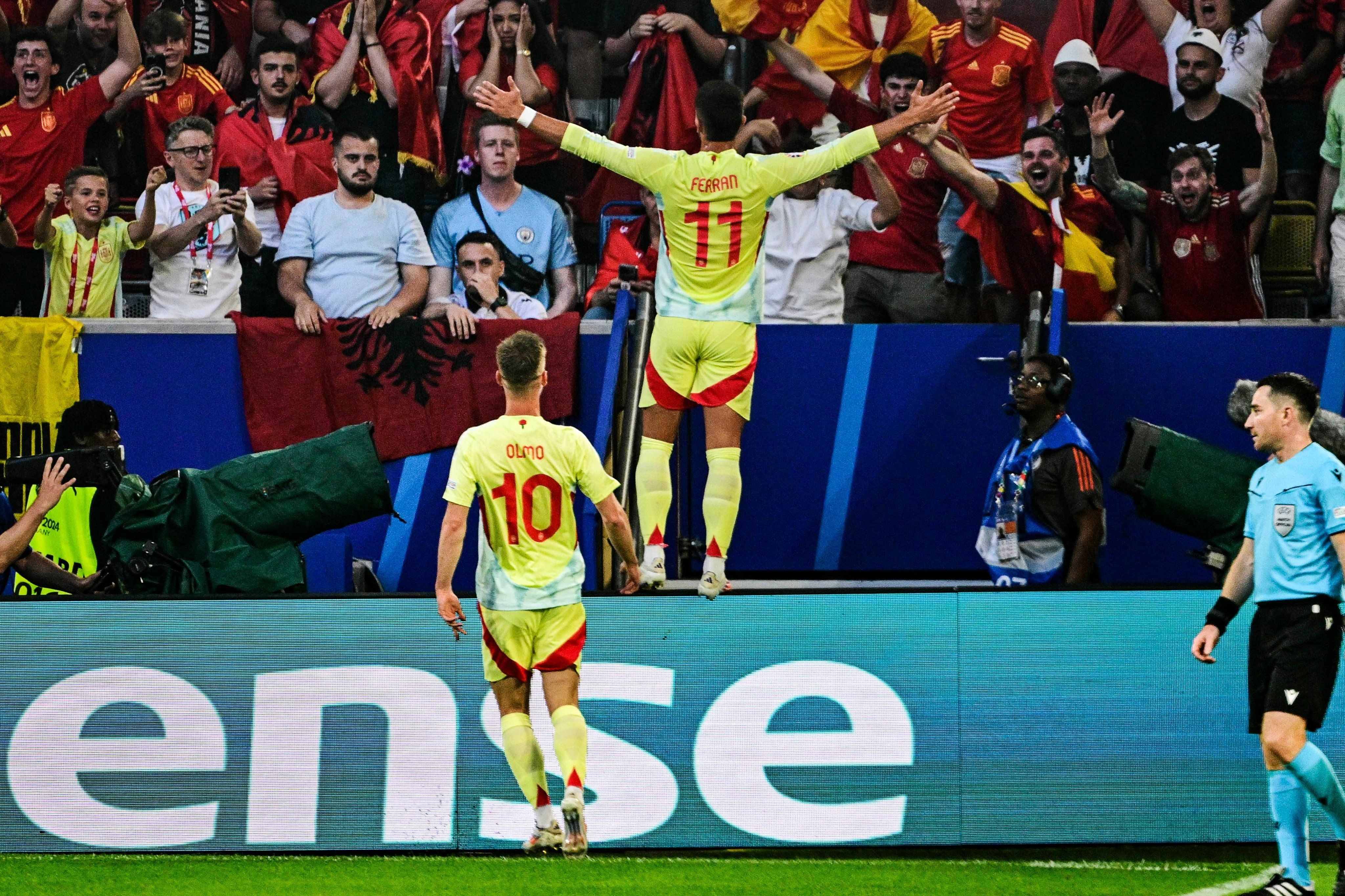 Ferrán Torres celebra el único gol del partido.   @SEFutbol