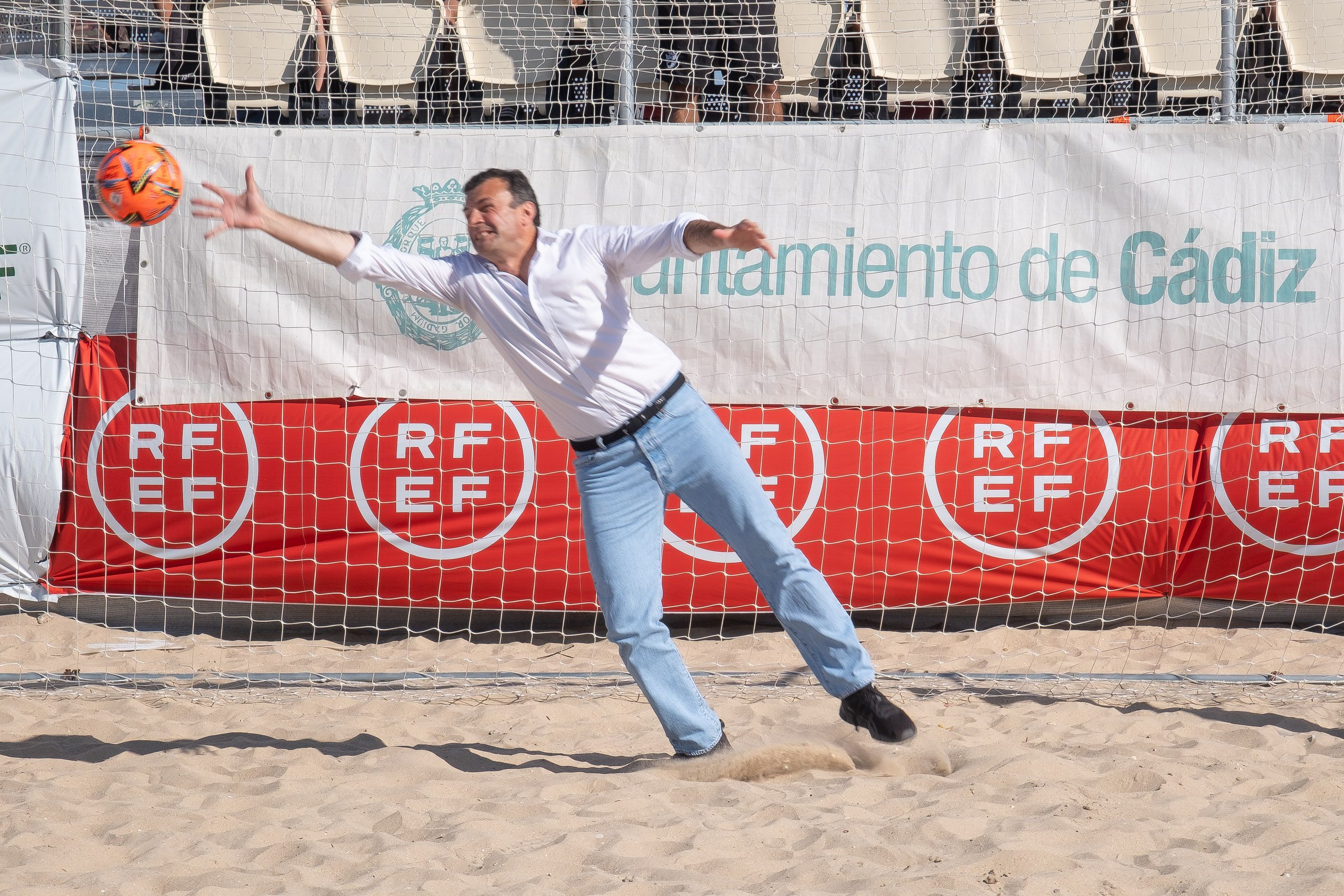 El alcalde de Cádiz, ejerciendo como portero en un campeonato de fútbol playa, en una imagen de archivo.