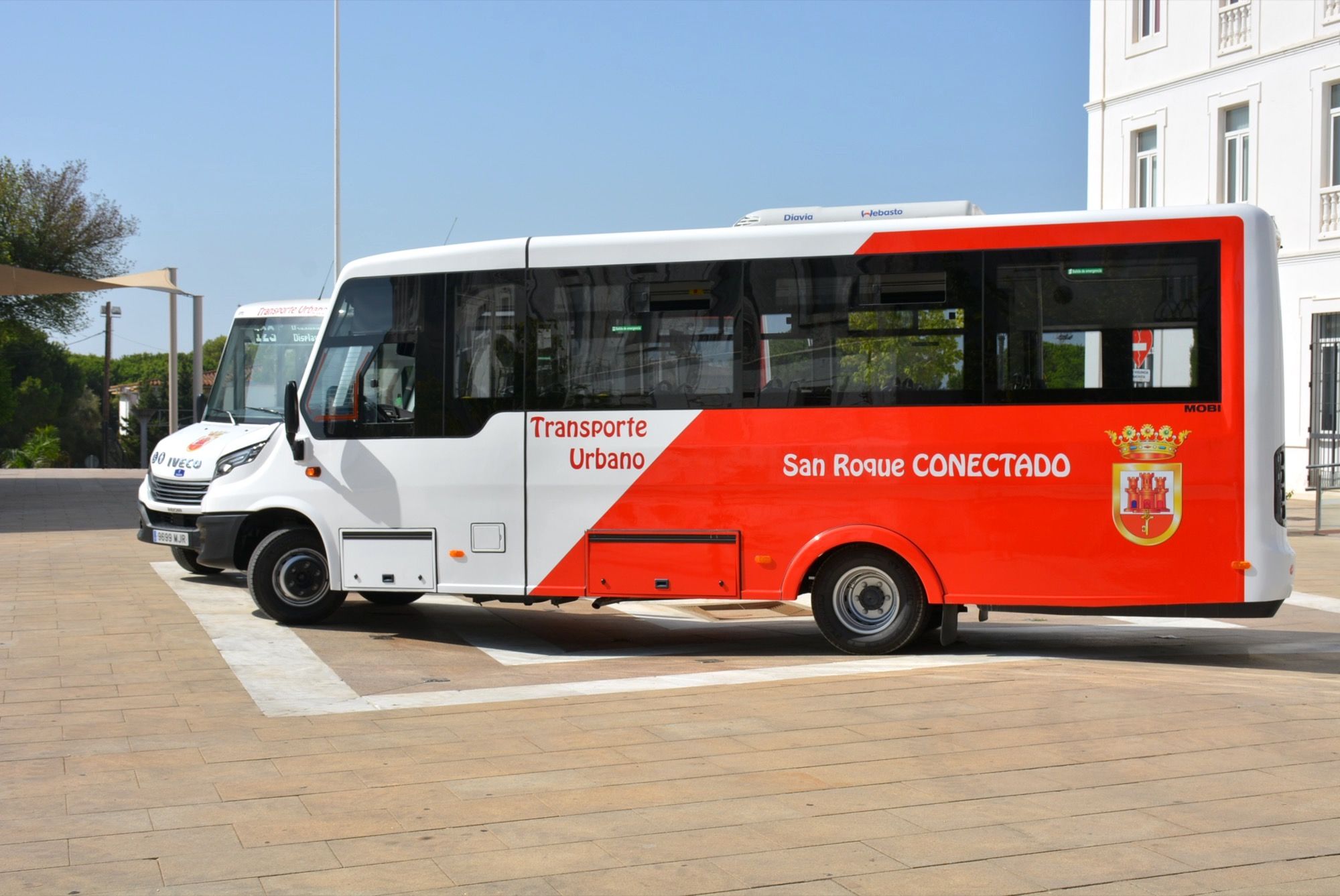 El autobús que cubre la línea roja de este servicio en San Roque.