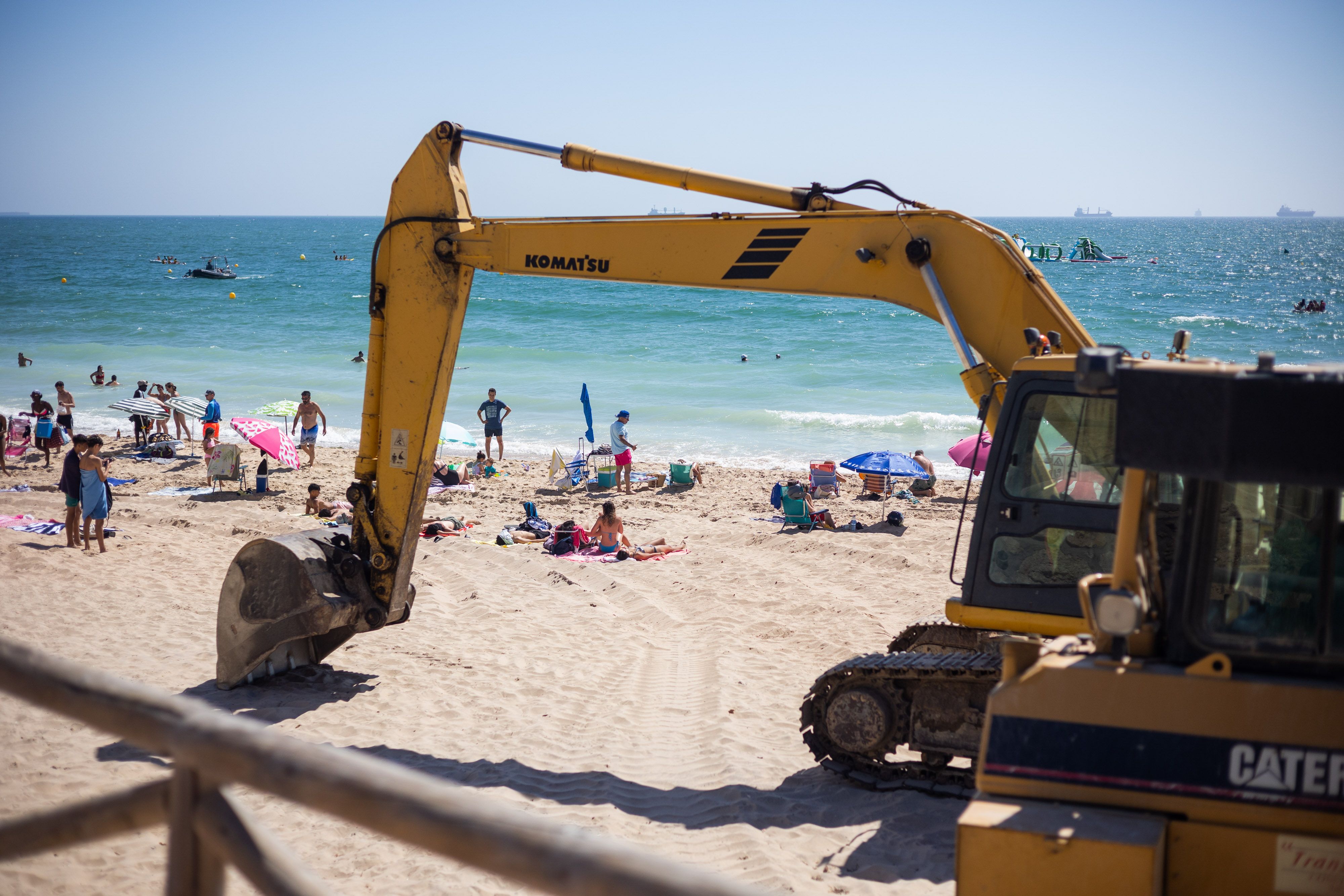 Maquinaria pesada en la arena de la playa de Las Redes, en El Puerto.