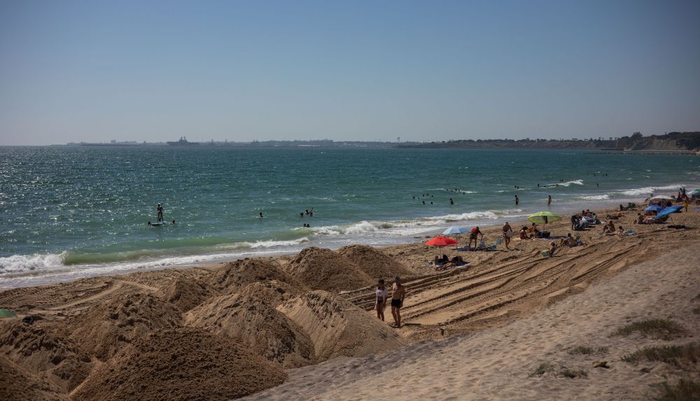 Grandes montículos de arena en la playa de Santa Catalina.