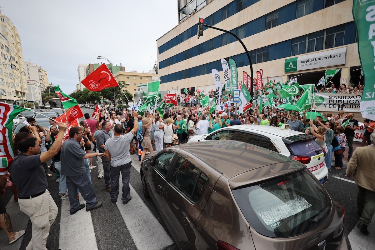 Los sanitarios paran el tráfico durante la huelga de este miércoles en Cádiz.