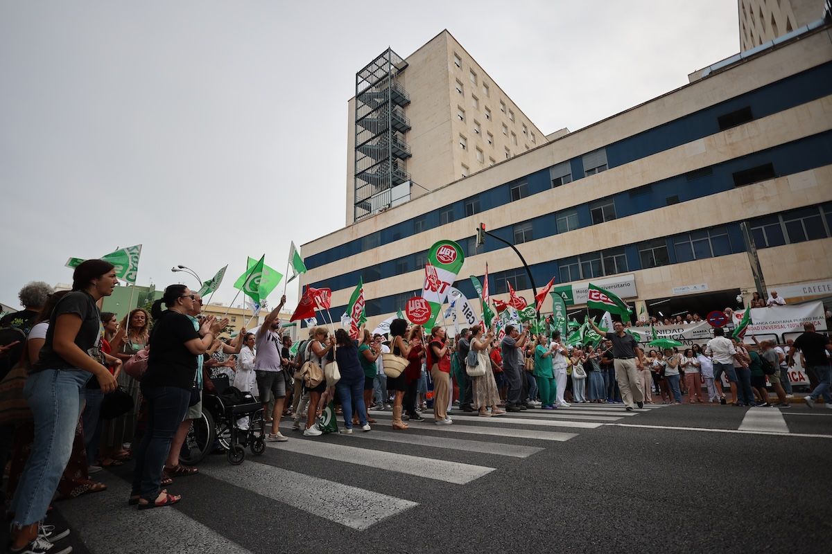 Listas de espera del SAS. Protestas del personal sanitario en el Hospital de Cádiz, a comienzos del pasado verano.