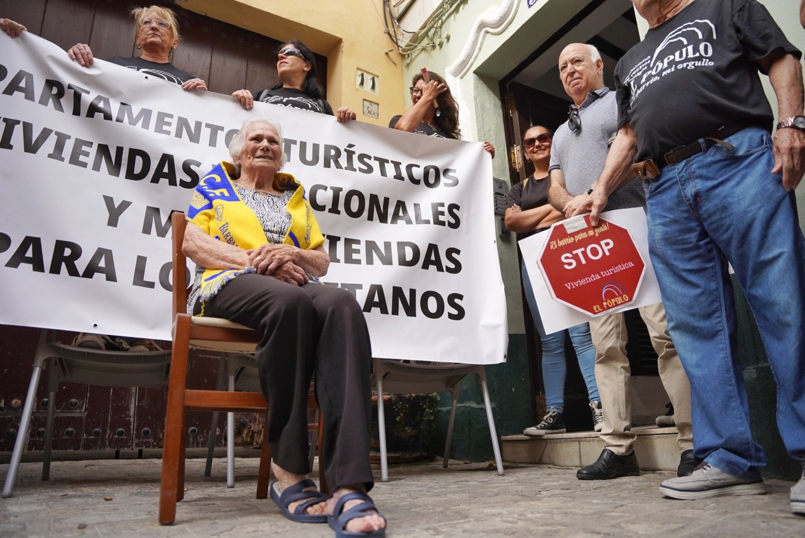 María Muñoz, la vecina de Cádiz que estuvo a punto de ser desahuciada, durante la concentración en el Pópulo. Su desahucio estaba previsto para este miércoles. 
