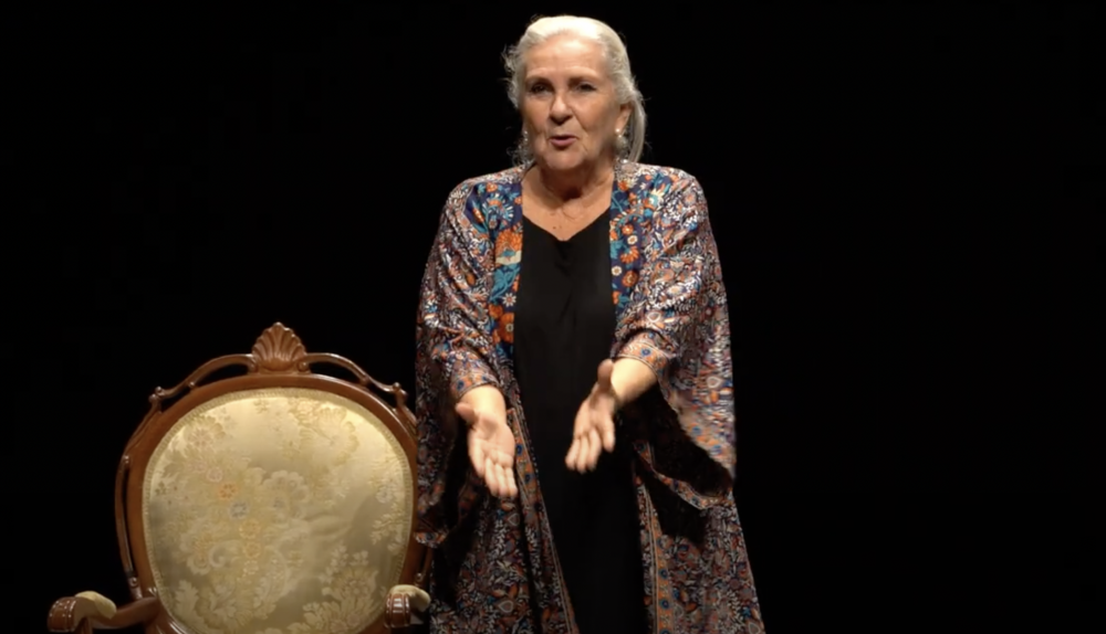 Almudena González, durante la representación 'La magdalena de Proust... y el síndrome postvacacional' en el teatro moderno de Chiclana.
