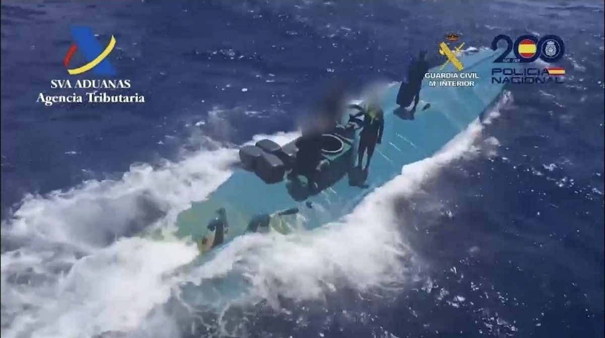 Captura del vídeo distribuido por la Guardia Civil, con el narcosubmarino en primer término.