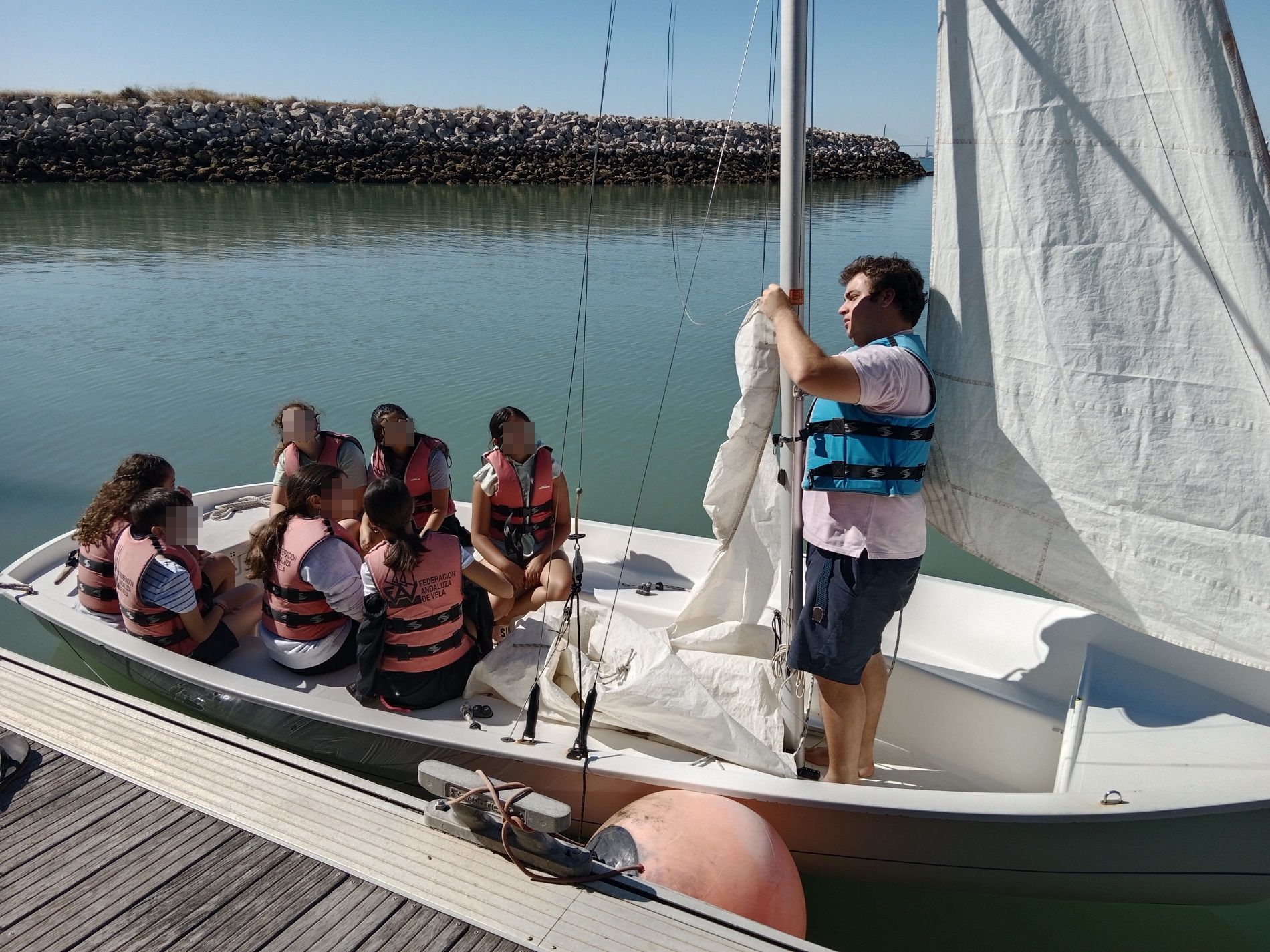 Escolares participando en la actividad de prácticas de vela.