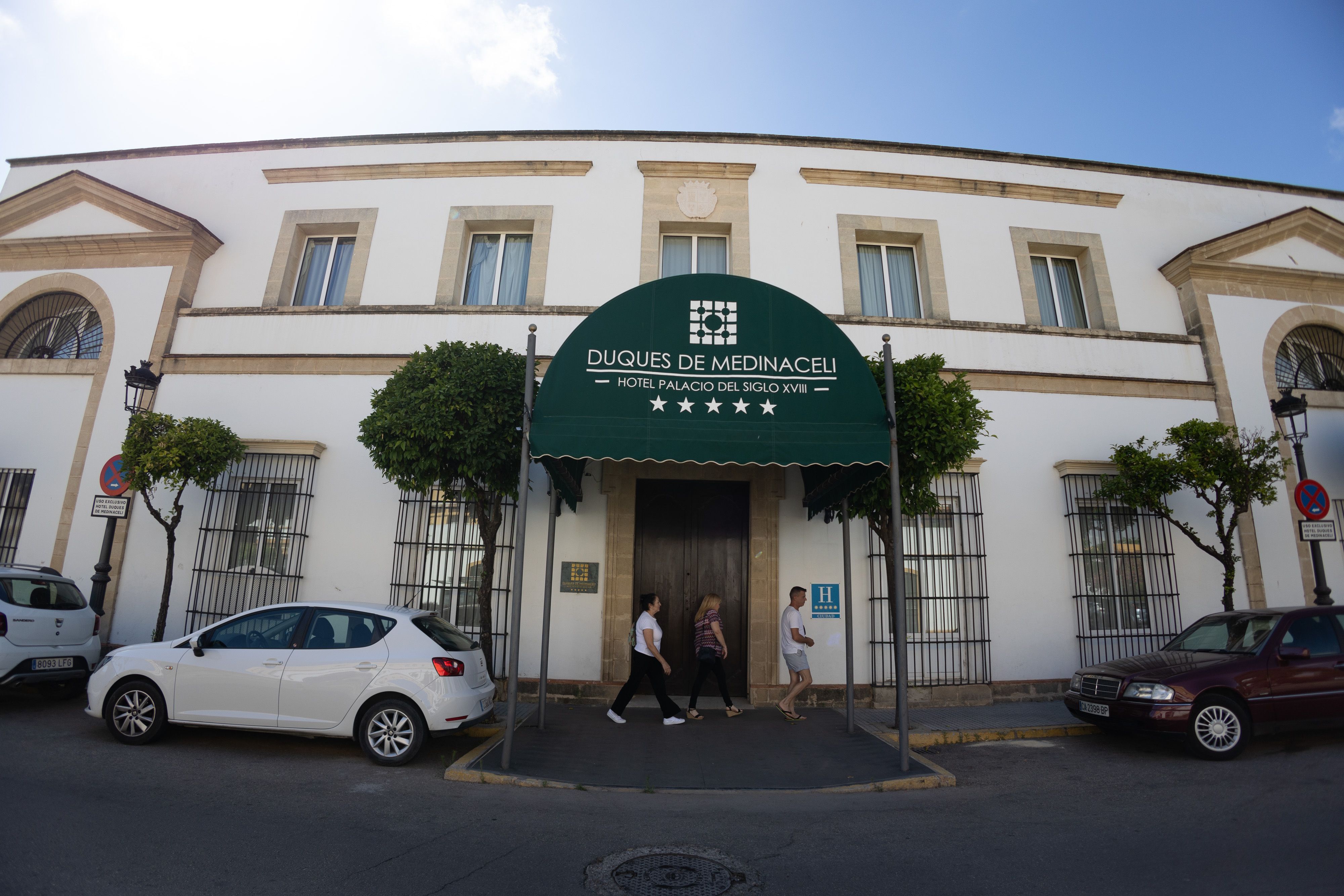 El hotel Duques de Medinaceli, el único con cinco estrellas d El Puerto, se encuentra cerrado en plena temporada de verano.