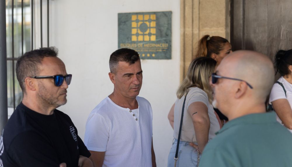 Los trabajadores, en la puerta del histórico hotel.