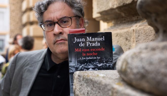 Juan Manuel de Prada, con un ejemplar de su última novela.