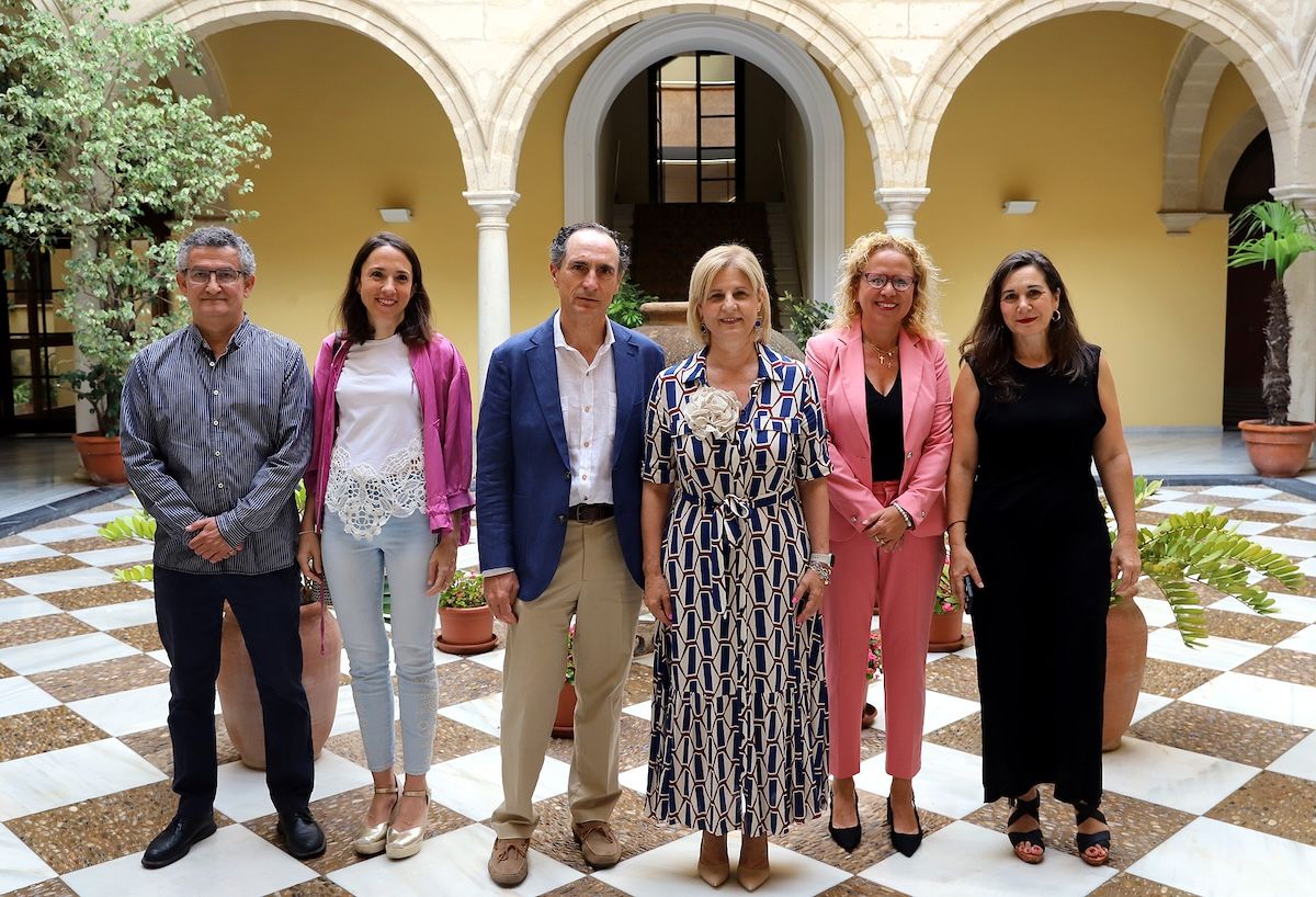 El doctor Alados y la alcaldesa, junto a delegados municipales, en el patio del Ayuntamiento.