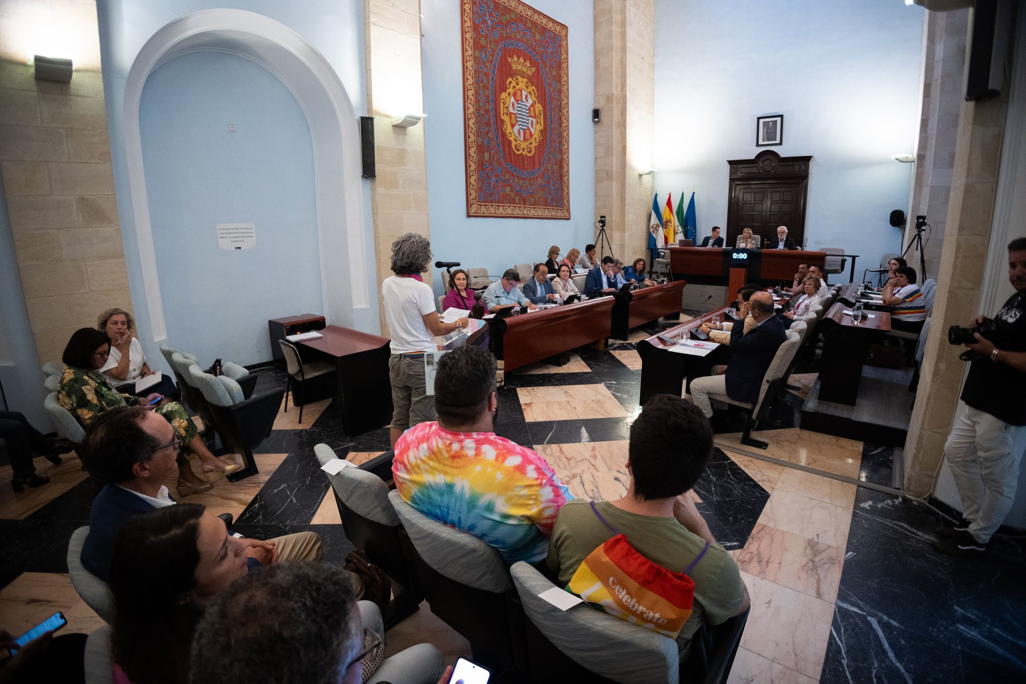 Susana Domínguez, de Jerelesgay, habla en el último pleno municipal de Jerez con miembros del colectivo entre el público.